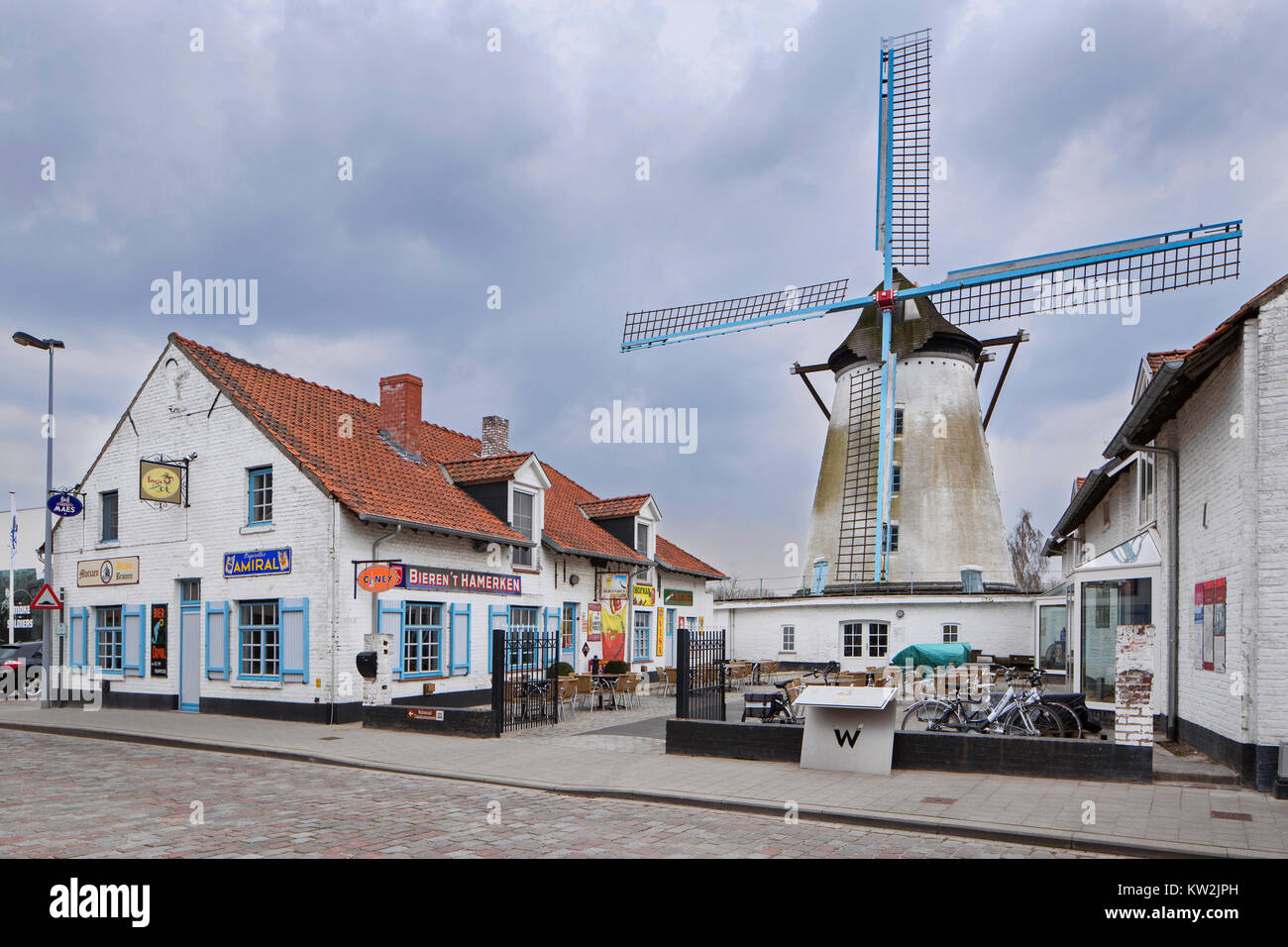 Café in der Höhle Grooten Moriaen, belgischen Brasserie/Pub in der Stadt Wervik/Wervicq, Westflandern, Belgien Stockfoto