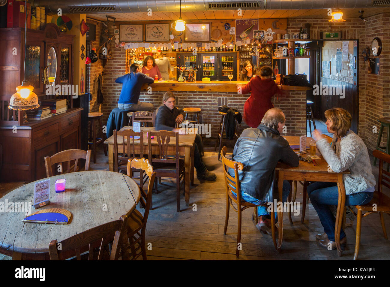 Flämische Kunden Bier trinken im Café De Betoverde Maan, Belgische Kneipe im Dorf Dikkelvenne, Gavere, Ostflandern, Belgien Stockfoto