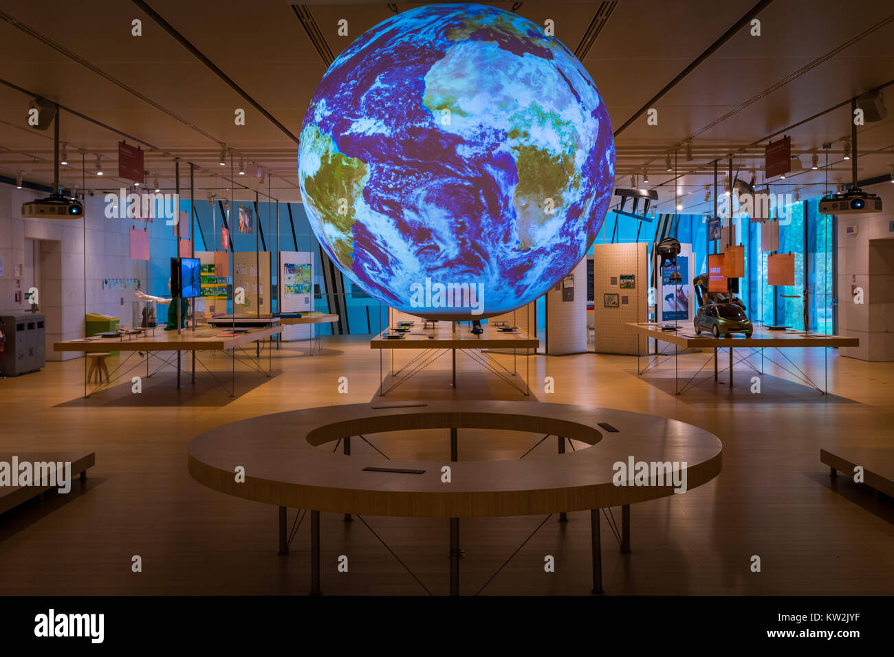 Das Innere des berühmten Museum der Wissenschaften von Trient im Trentino Alto Adige. Talk Wissenschaft auf NOAA Ball. Wissenschaft auf einer Kugel. Stockfoto