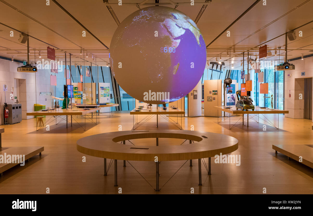 Das Innere des berühmten Museum der Wissenschaften von Trient im Trentino Alto Adige. Talk Wissenschaft auf NOAA Ball. Wissenschaft auf einer Kugel. Stockfoto