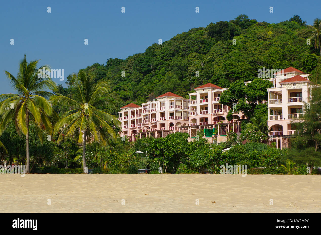 PHUKET, Thailand - 20. FEBRUAR 2014: Centara Grand Beach Resort Phuket Hotels - Blick auf den Park. Karon Beach Stockfoto