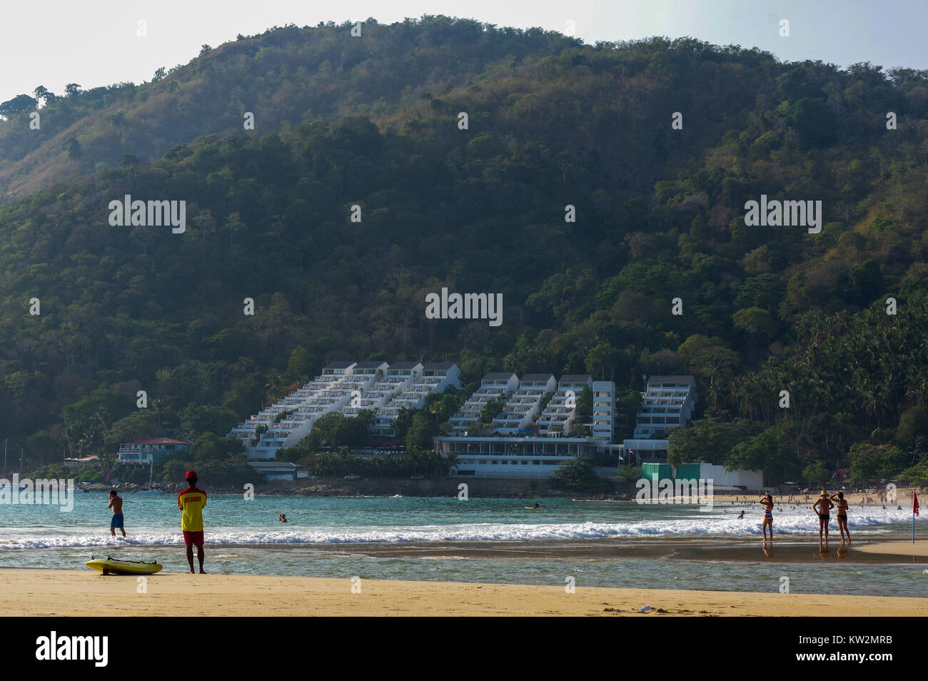 Blick von Naiharn Beach. Insel Phuket in Thailand. Stockfoto