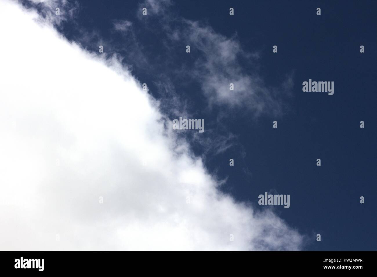 Wispy weißen Wolken gegen einen strahlend blauen Sommerhimmel. Stockfoto