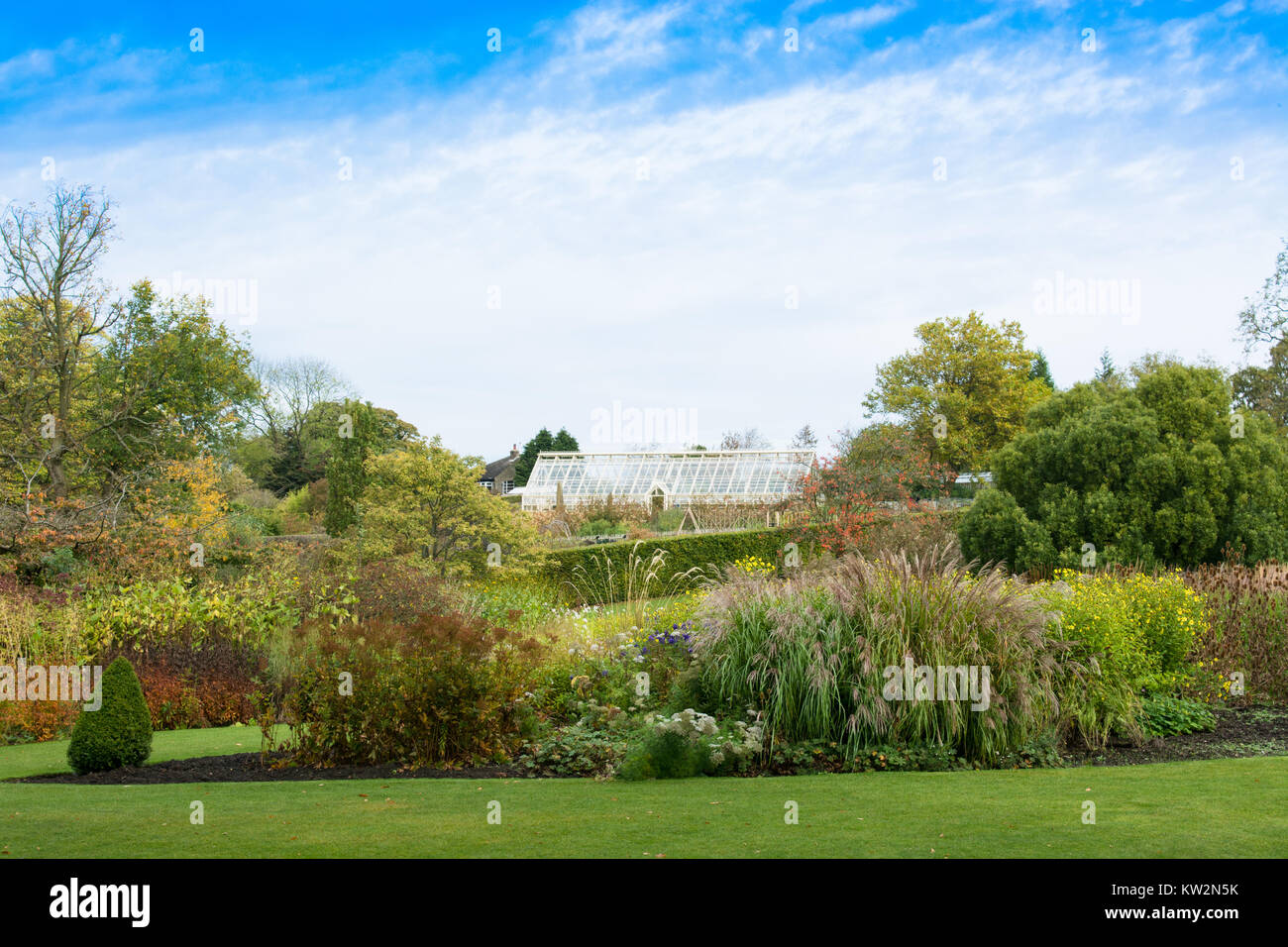 Grenzen und glasshouse in Harlow Carr Gärten Stockfoto