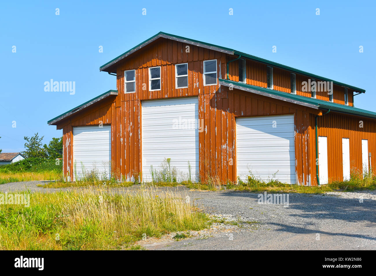 Alte verwitterte Scheune in der Farbe. Konzept der finanziellen Schwierigkeiten, Konkurs, niedrig auf Mittel, Unternehmen Kredite zu refinanzieren und Reparaturen vornehmen. Stockfoto