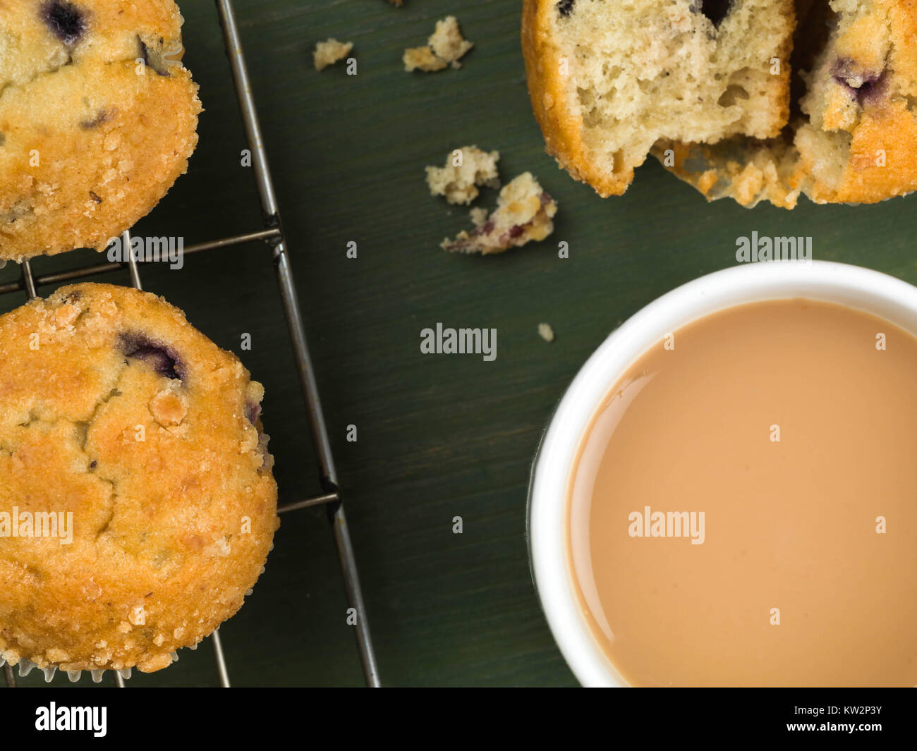 Gebackenen Blaubeeren und Cranberry Muffins mit einer Tasse Tee oder Kaffee Stockfoto