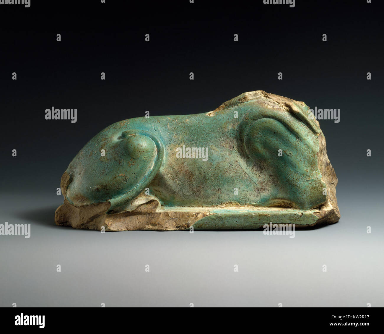 Der Körper einer Sphinx, katalogisiert als MET DT6400, ist ein altes Artefakt, das eine mythologische Kreatur darstellt, die oft mit der ägyptischen Mythologie in Verbindung gebracht wird. Sphinxe wurden häufig als Teil der Grabstätte oder Tempelarchitektur dargestellt. Stockfoto