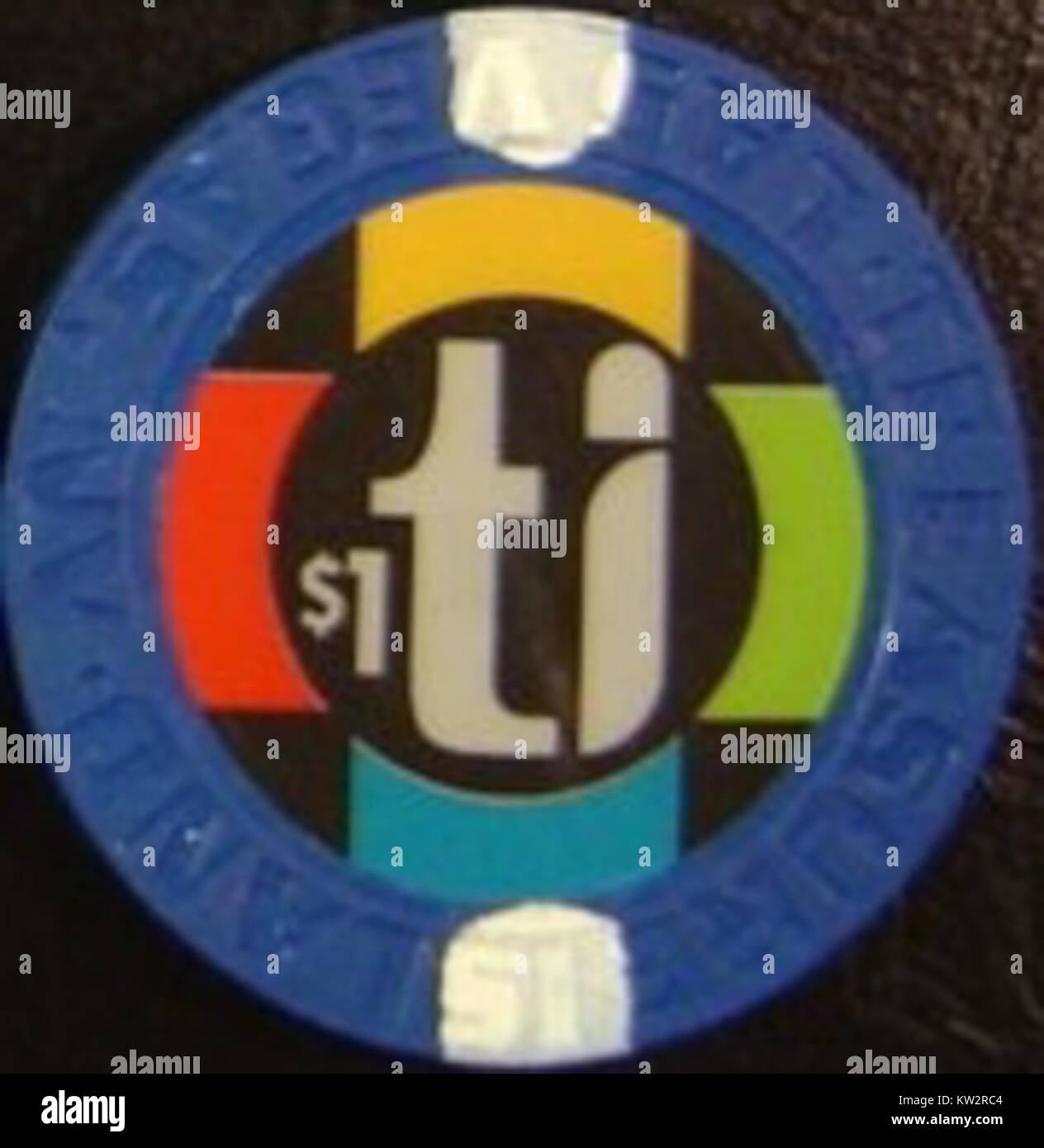 Der Treasure Island Hotel and Casino Chip ist ein Erinnerungsstück aus der Unterhaltungsbranche von Las Vegas und zeigt seine Bedeutung als Symbol des legendären Casinos und seiner Spielgeschichte. Stockfoto