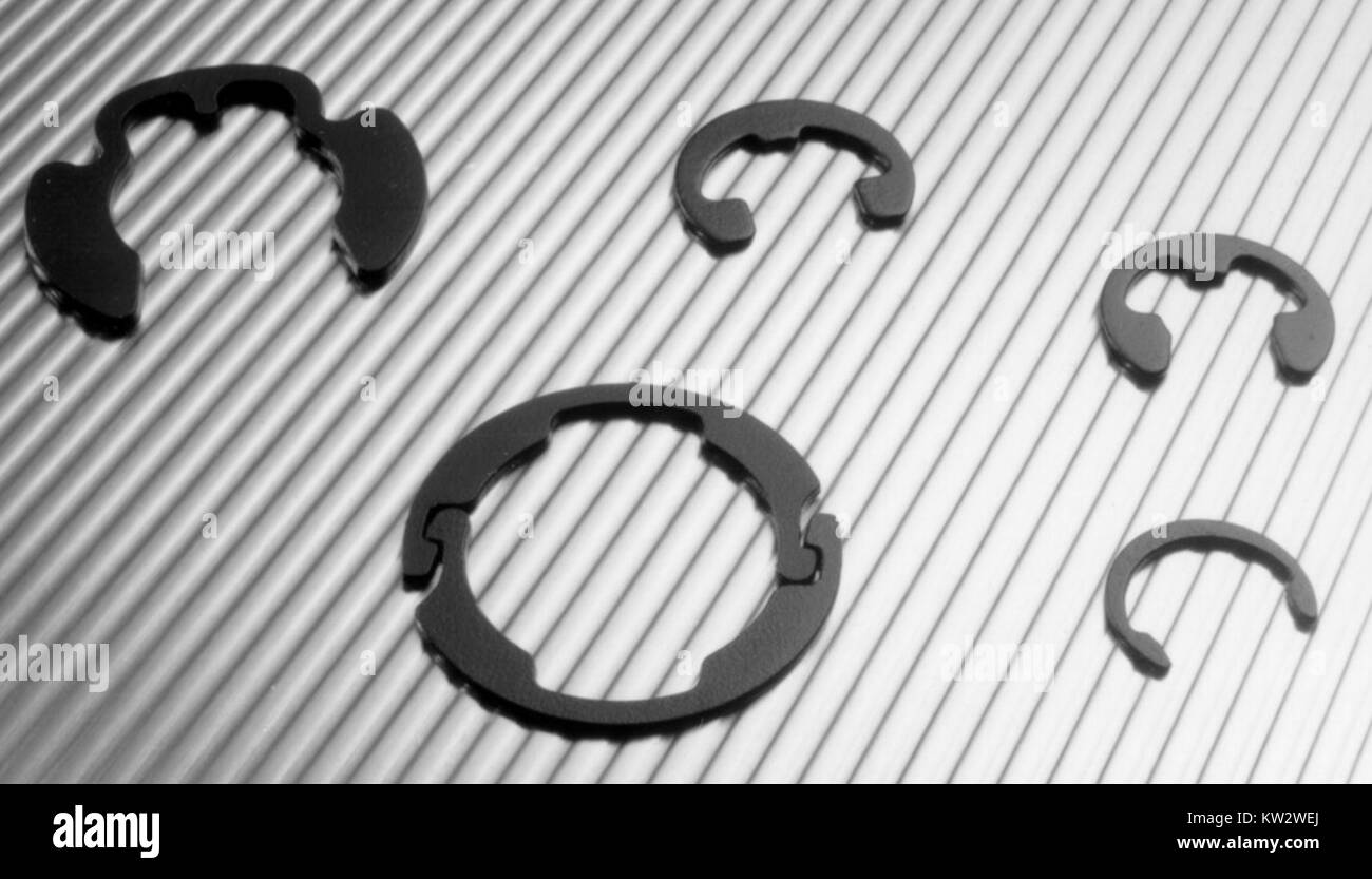 Radialringe sind geometrische Muster oder Strukturen, die in einer kreisförmigen oder radialen Form angeordnet sind. Diese Ringe finden sich in verschiedenen Bereichen wie Design, Architektur und Wissenschaft und werden häufig wegen ihrer symmetrischen ästhetischen oder funktionalen Eigenschaften verwendet. Stockfoto