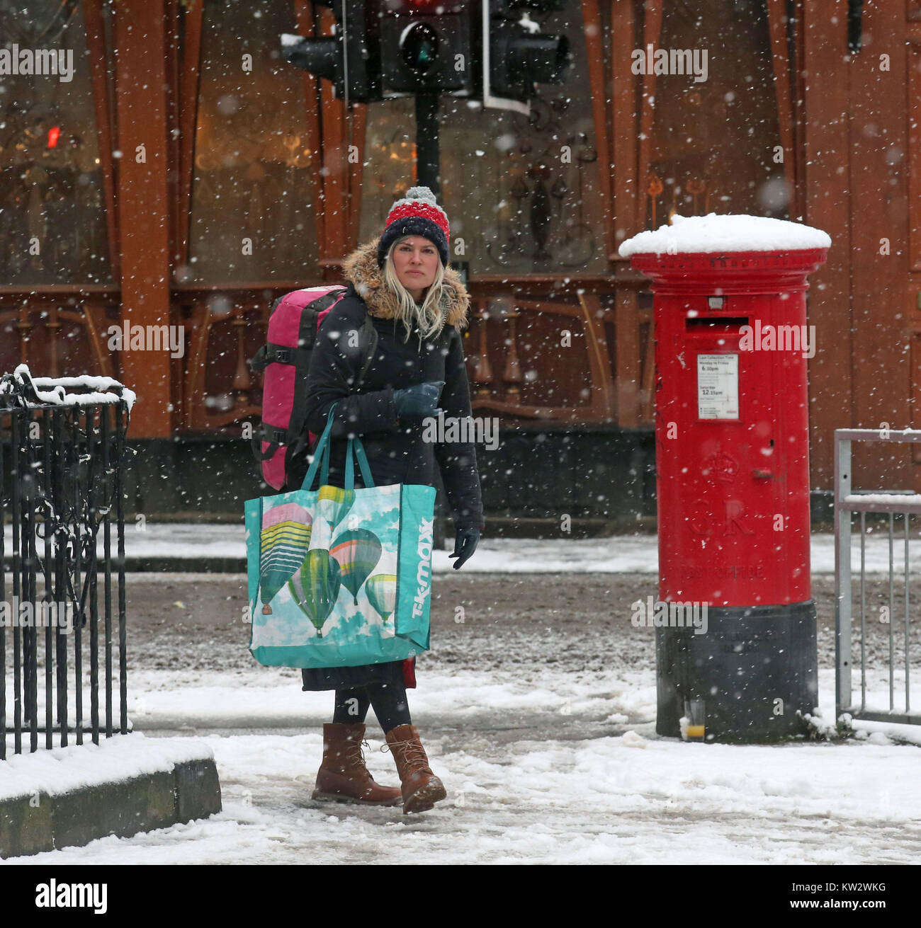 Eine Dame Wanderungen durch den Schnee in Glasgow, Großbritannien sah einer der kältesten Nächte des Jahres mit Temperaturen von minus 12,3 C am Loch Glascarnoch in den schottischen Highlands. Stockfoto