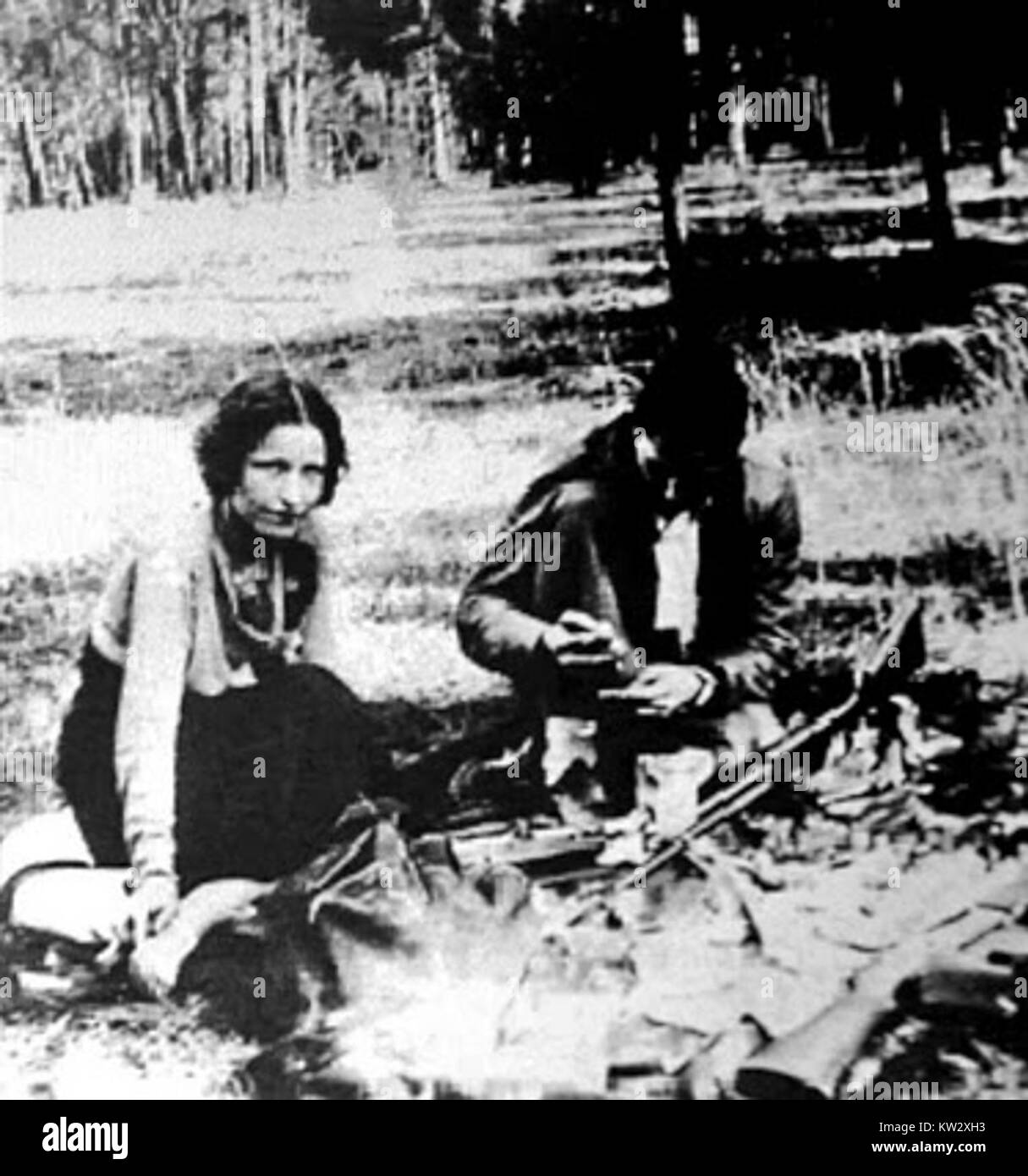 Ein Bild von Bonnie und Clyde, dem berüchtigten kriminellen Paar, während ihrer Zeit auf dem Land, die ihr berüchtigtes Vermächtnis festhalten. Stockfoto