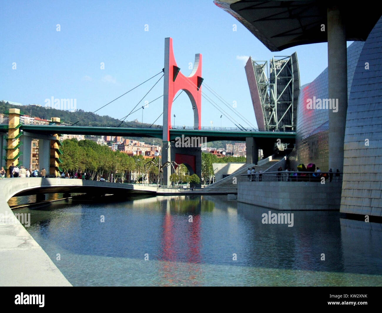 Das Bilbao Guggenheim Museum, entworfen vom Architekten Frank Gehry, ist eines der berühmtesten modernen Architekturbauten Spaniens. Das 1997 eröffnete Gebäude beherbergt Ausstellungen zeitgenössischer Kunst und ist zu einem Symbol für die Wiederbelebung der Stadt geworden. Stockfoto