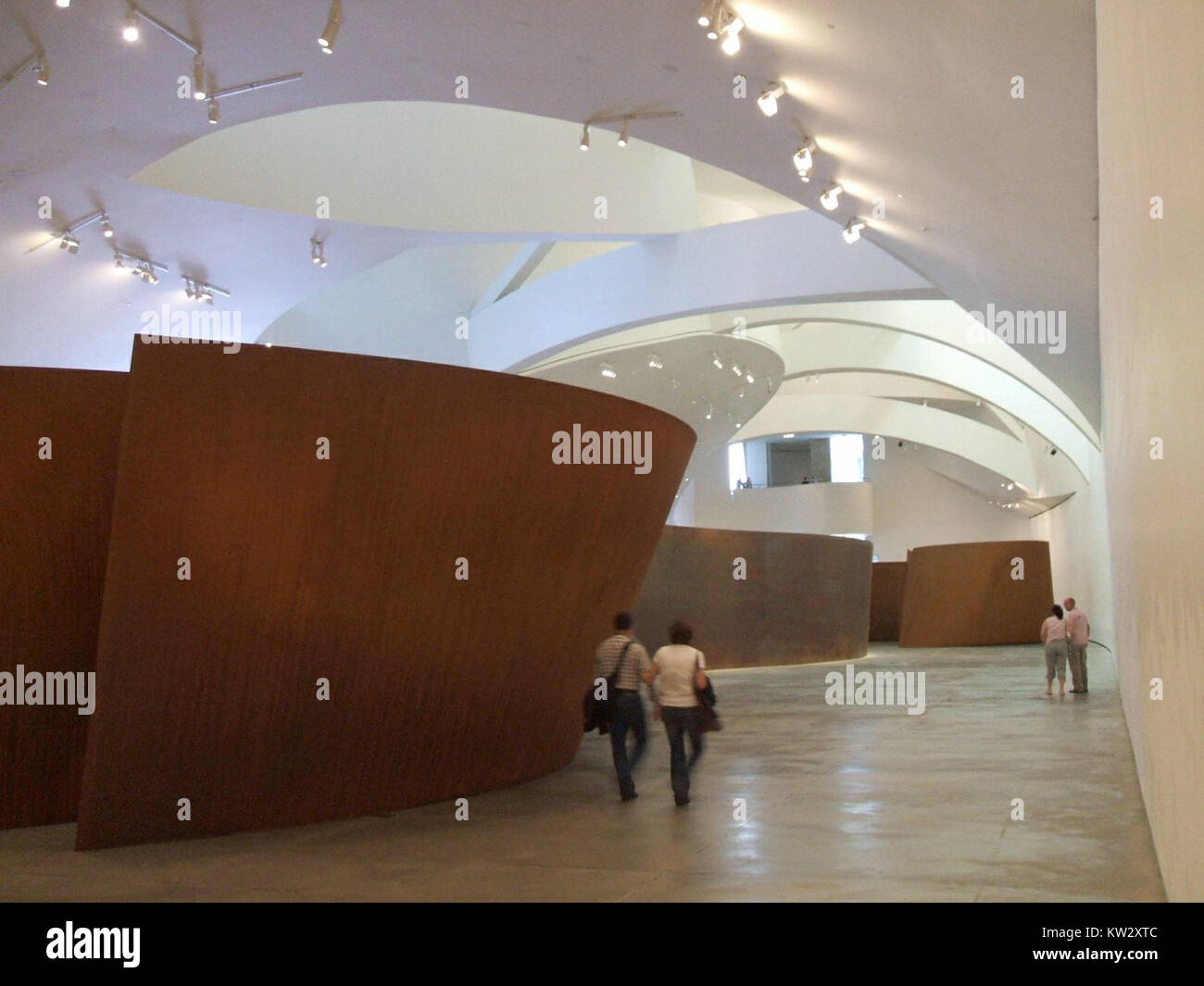 Foto des Guggenheim Museum Bilbao, ein ikonisches Museum für zeitgenössische Kunst in Bilbao, Spanien. Das vom Architekten Frank Gehry entworfene Museum ist bekannt für seine innovative Architektur und bedeutende Sammlung moderner und zeitgenössischer Kunst. Stockfoto