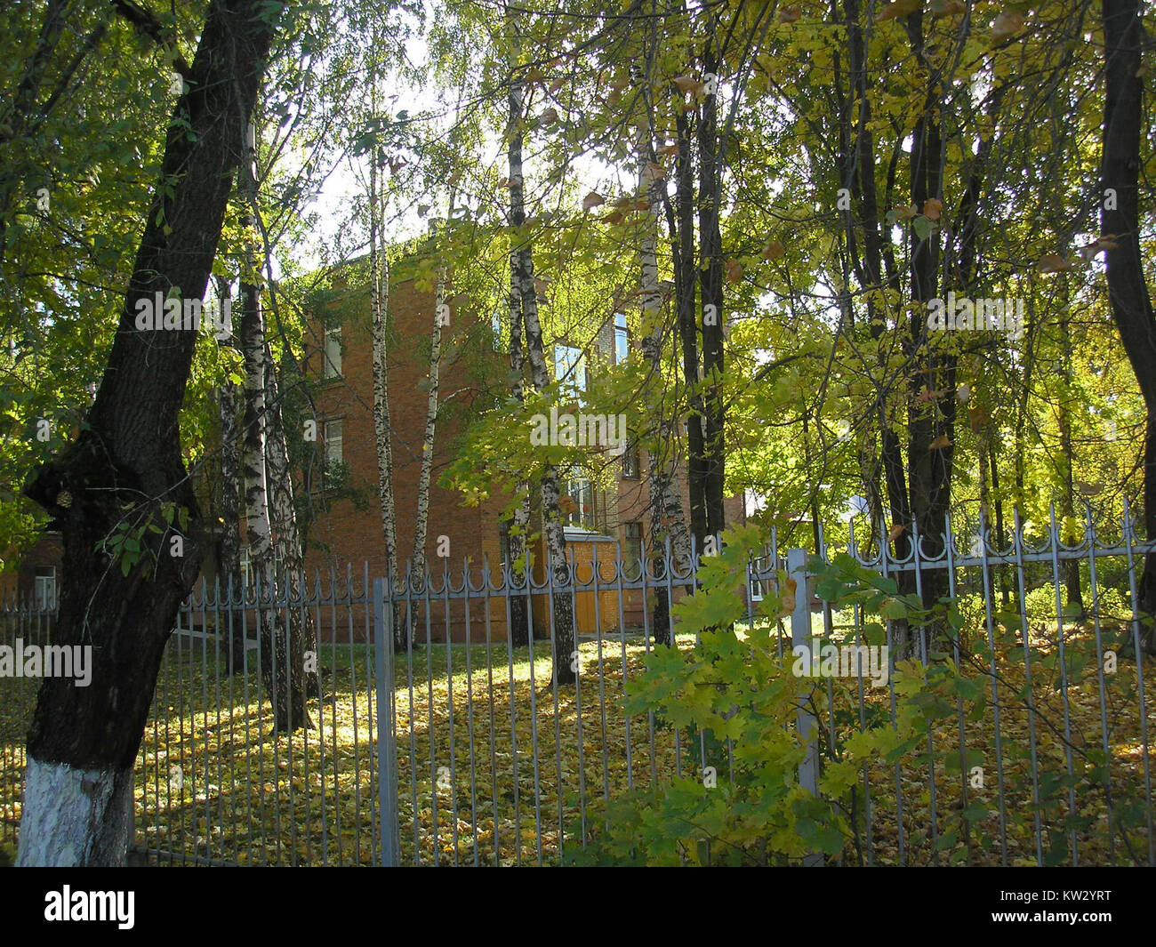 Die Bikovo-Schule ist eine Bildungseinrichtung, die sich möglicherweise in einem ländlichen Gebiet befindet und in der lokalen Gemeinschaft von Bedeutung ist. Es dient wahrscheinlich als Zentrum für Lern- und Bildungsentwicklung für die Jugend der Region. Stockfoto