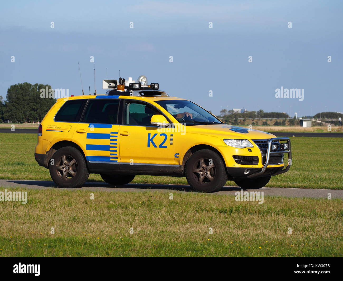 Ein Vogelbeobachtungsfahrzeug K2 am Flughafen Schiphol in den Niederlanden wird für Vogelschutz- und Sicherheitsmaßnahmen eingesetzt. Das Fahrzeug ist Teil der Umweltbemühungen des Flughafens, um Wildtiere zu bewirtschaften und Vogeleinschläge in der Nähe von Landebahnen zu verhindern. Stockfoto