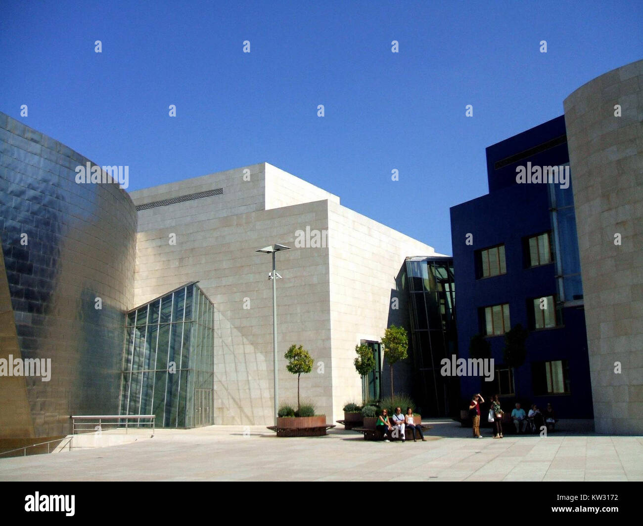 Das Bilbao Guggenheim Museum, entworfen von Frank Gehry, ist ein renommiertes Museum für moderne Kunst in Bilbao, Spanien. Das Museum ist für seine einzigartige Architektur und kulturelle Bedeutung in der globalen Kunstgemeinschaft bekannt. Stockfoto