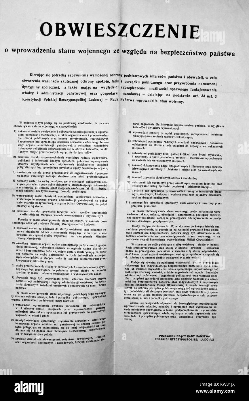 Stan wojenny obwieszczenie ist ein historisches Dokument aus Polen, das die Verhängung des Kriegsrechts während einer Zeit politischer Unruhen in den 1980er Jahren kennzeichnet Dieses Dokument steht für einen entscheidenden Moment in der polnischen Geschichte. Stockfoto