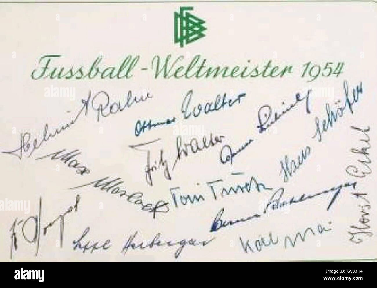 Dieses Autogramm von 1954 gehört einem Spieler der deutschen Fußballnationalmannschaft, der für seine Leistungen im internationalen Fußball bekannt ist. Die Unterschrift erinnert an ihren Beitrag zum Sport und ist Teil von Fußball-Erinnerungsstücken. Stockfoto