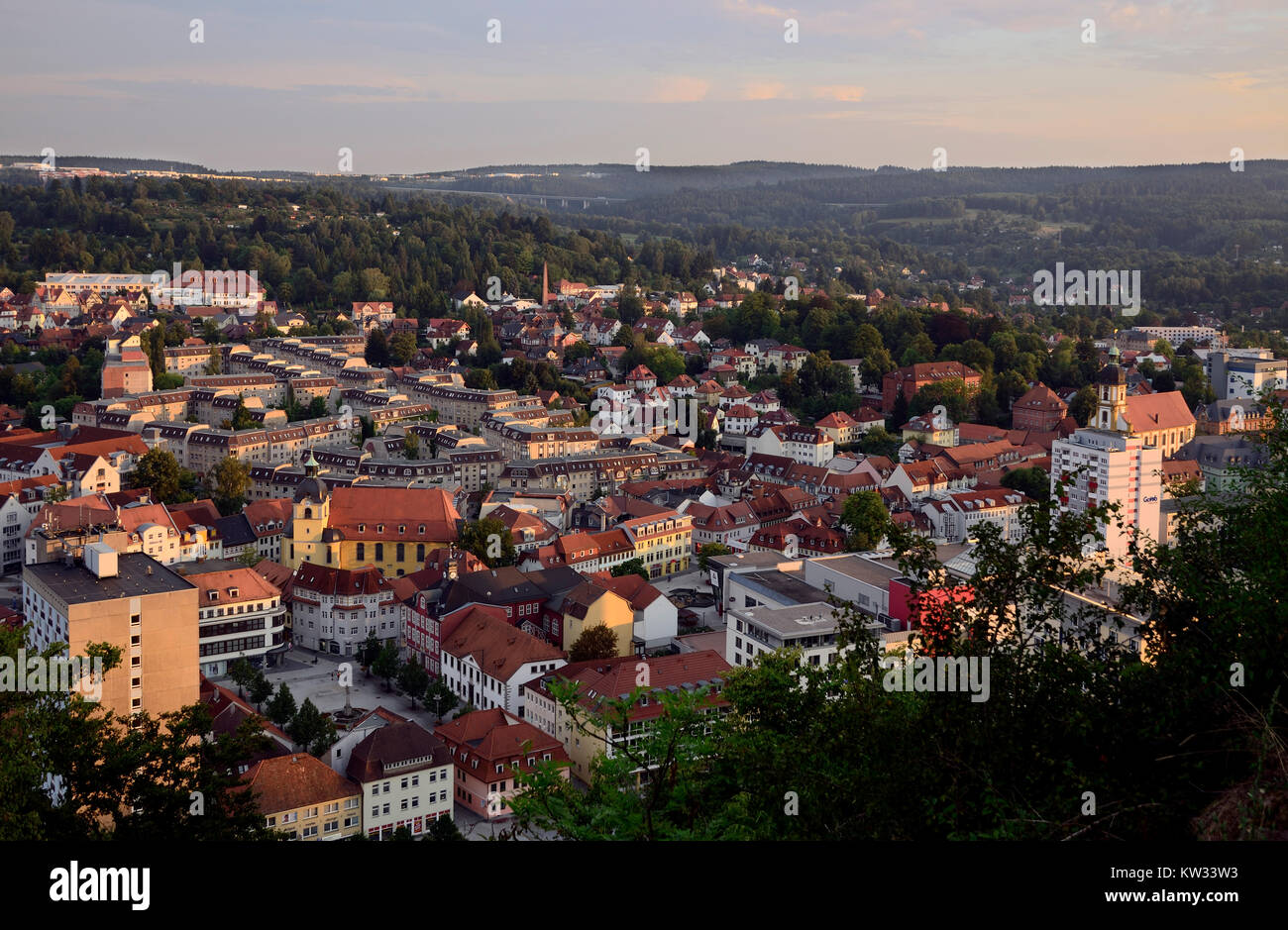 Stadtzentrum der Vantage Point Ottilienkapelle, Thüringen, Suhlen, Alpine vom Aussichtspunkt Ottilienkapelle, Thüringen, Suhl Stockfoto