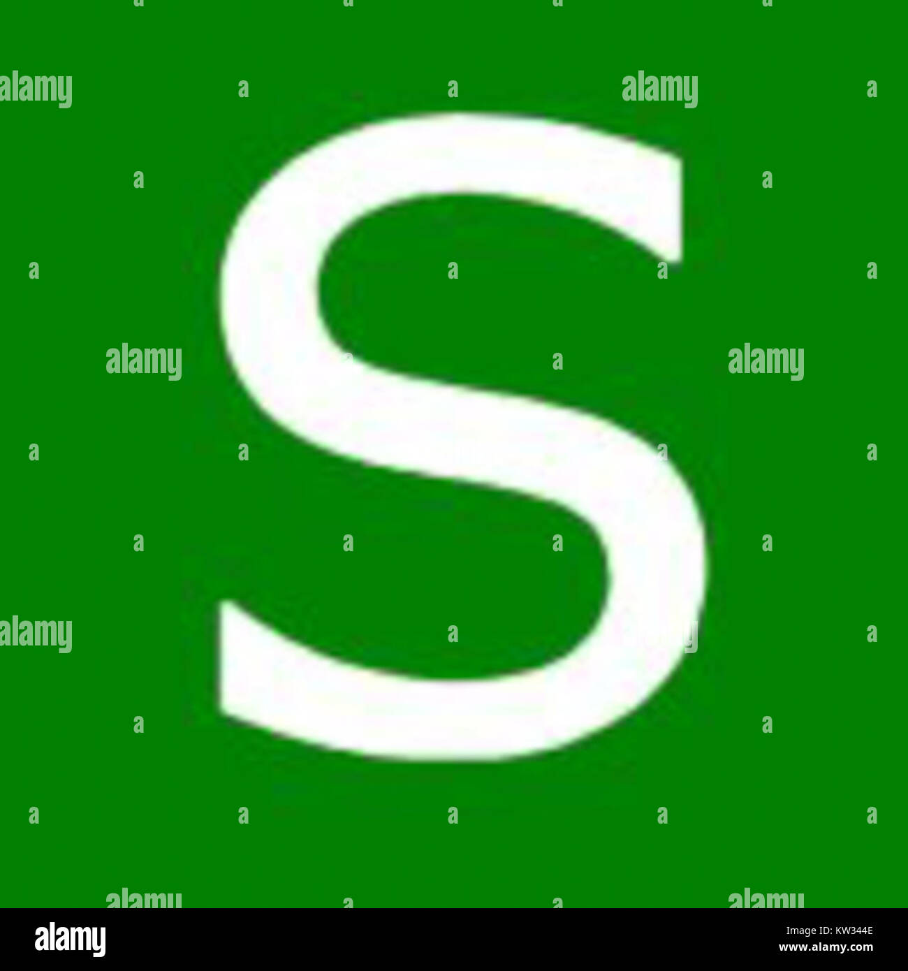 Das Bild zeigt einen weißen Buchstaben „S“ auf grünem Hintergrund, der möglicherweise in einem Logo, Schild oder Grafikdesign verwendet wird. Der Schwerpunkt liegt auf Farbkontrast und Einfachheit im Design. Stockfoto