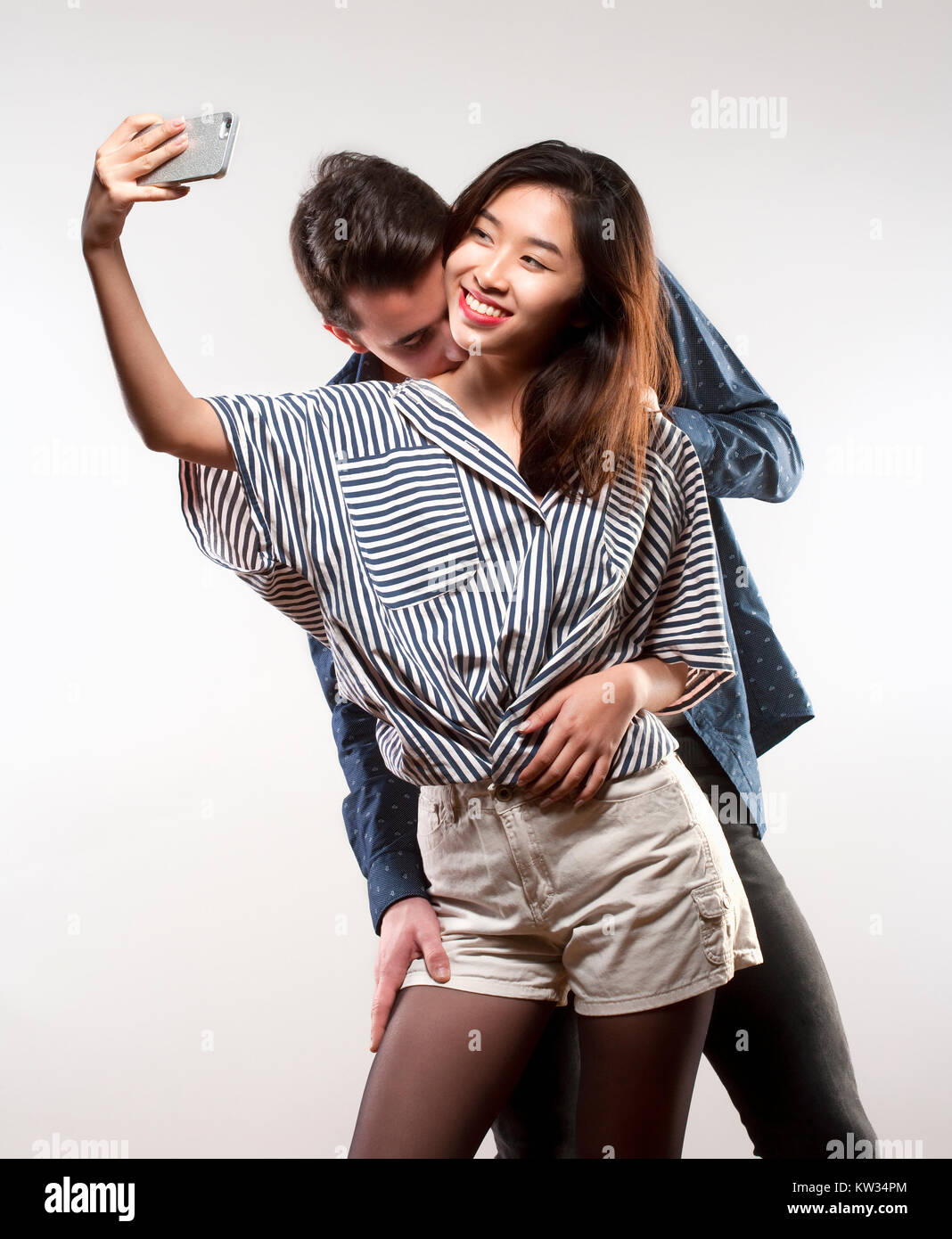 Junges Mädchen mit einem selfie Während geküsst zu werden. Stockfoto