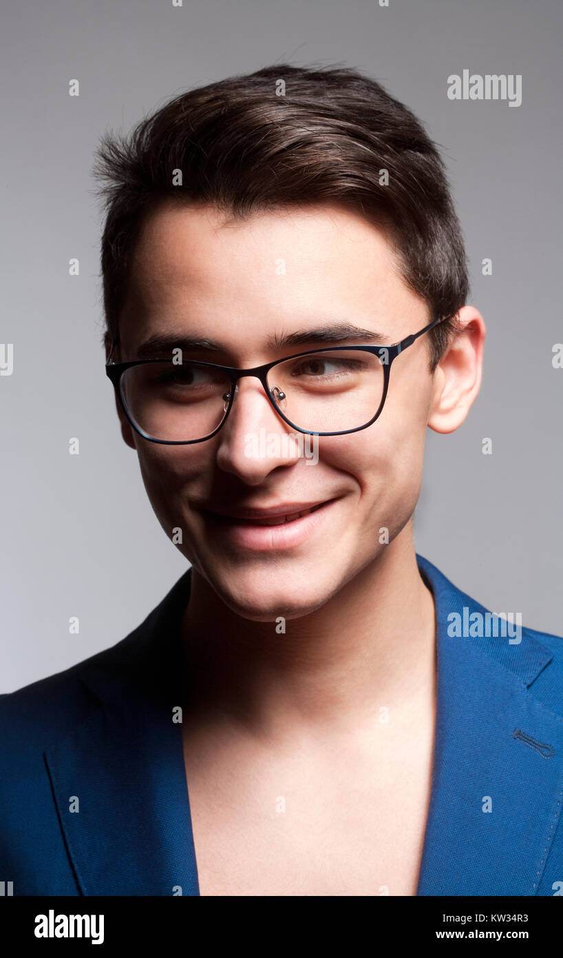 Porträt eines Teenager-jungen in blaue Jacke und Brille. Stockfoto