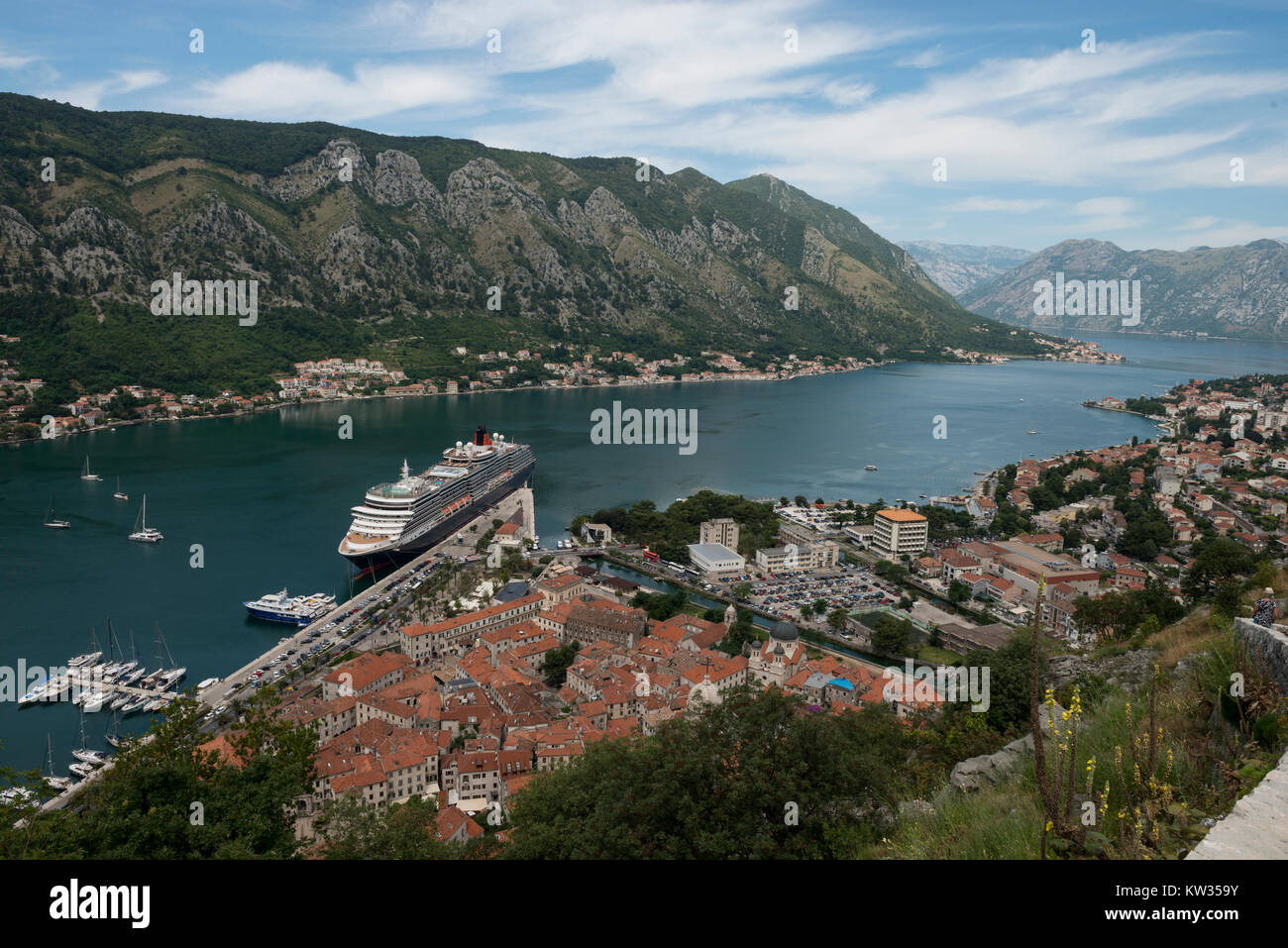 Kotor, Montenegro. Vom 5. Juli 2016. Die Cundard Kreuzfahrtschiff, Queend Victoria, besuche Kotor. Kotor ist eine befestigte Stadt an der adriatischen Küste, in MontenegroÕs Stockfoto