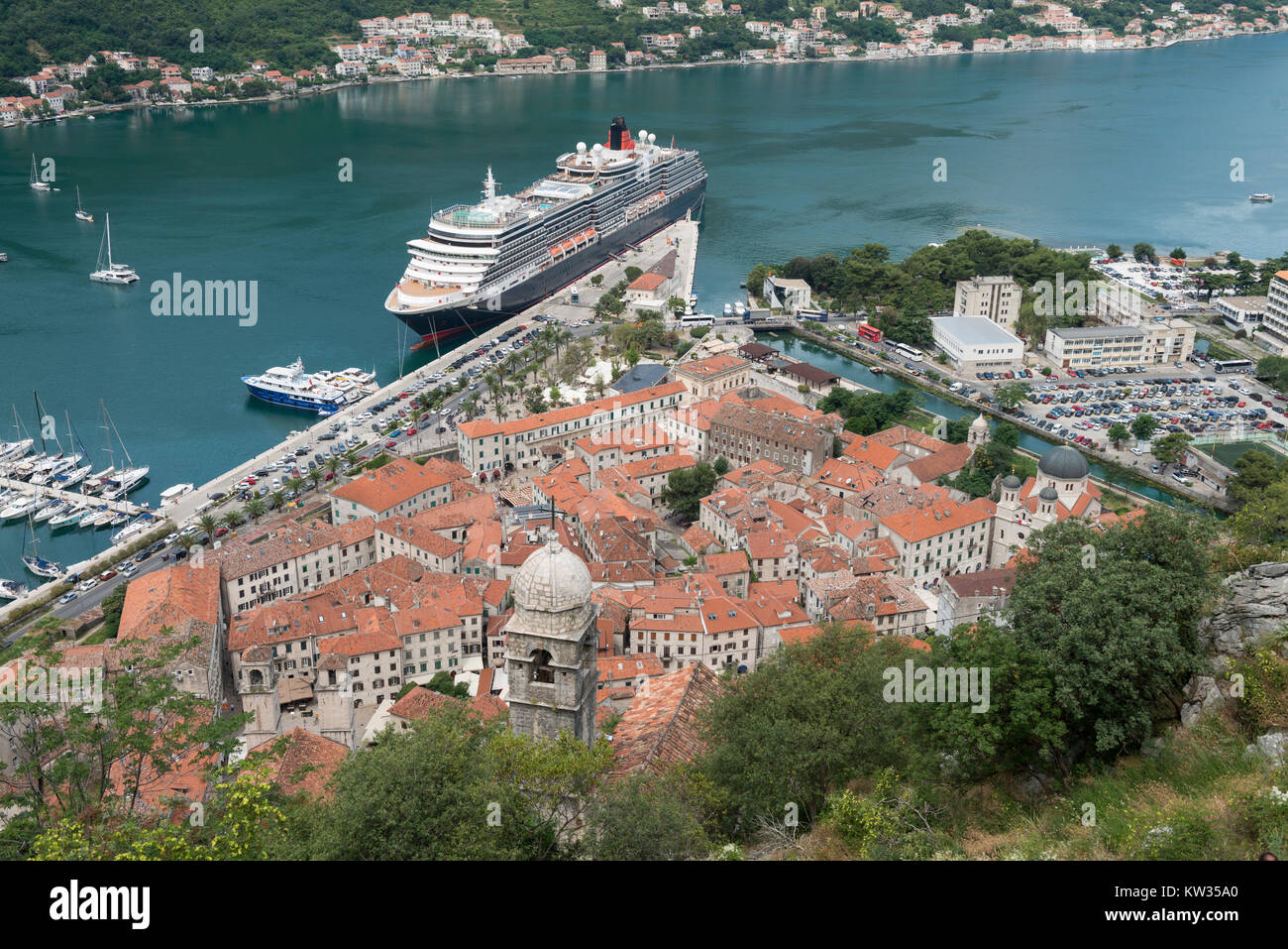 Kotor, Montenegro. Vom 5. Juli 2016. Die Cundard Kreuzfahrtschiff, Queend Victoria, besuche Kotor. Kotor ist eine befestigte Stadt an der adriatischen Küste, in MontenegroÕs Stockfoto