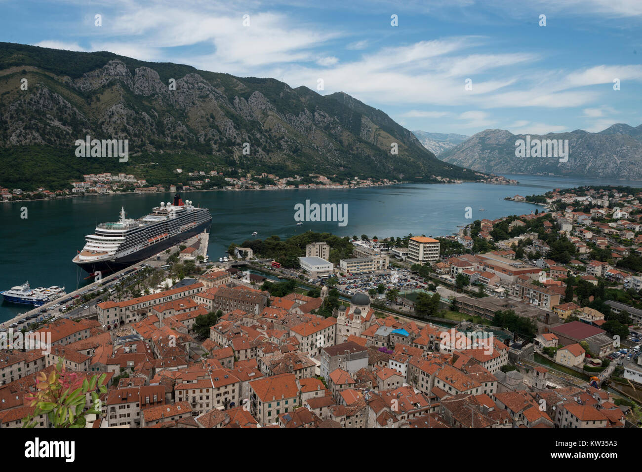 Kotor, Montenegro. Vom 5. Juli 2016. Die Cundard Kreuzfahrtschiff, Queend Victoria, besuche Kotor. Kotor ist eine befestigte Stadt an der adriatischen Küste, in MontenegroÕs Stockfoto