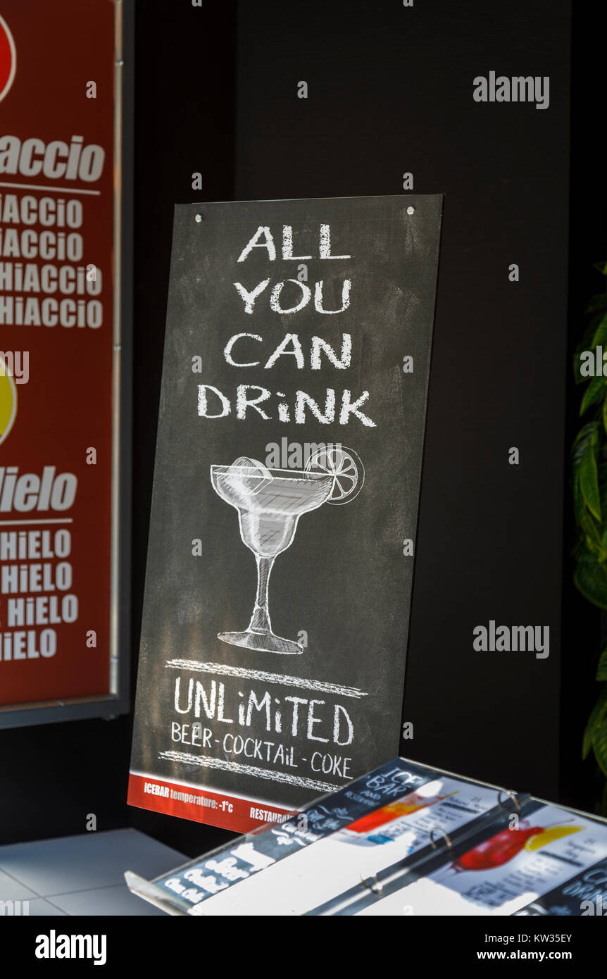 Typische 'Alle trinken Sie 'Blackboard Zeichen außerhalb einer Bar in der Vaci ucta auf Feuchtfröhliches betrunkenen Junggesellenabschiede, Pest, Budapest abzielen, können, Hauptstadt von Ungarn Stockfoto