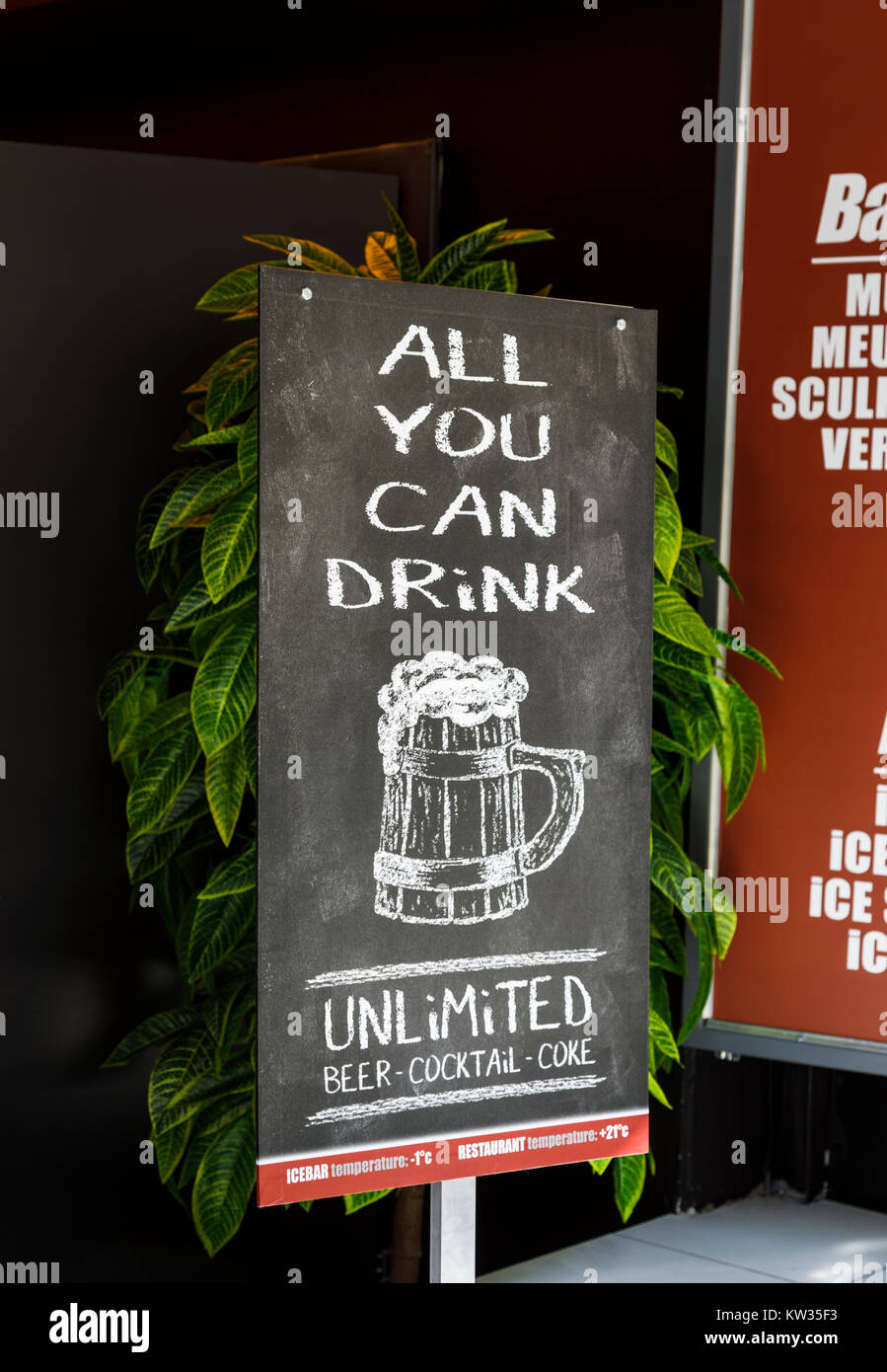 Typische 'Alle trinken Sie 'Blackboard Zeichen außerhalb einer Bar in der Vaci ucta auf Feuchtfröhliches betrunkenen Junggesellenabschiede, Pest, Budapest abzielen, können, Hauptstadt von Ungarn Stockfoto