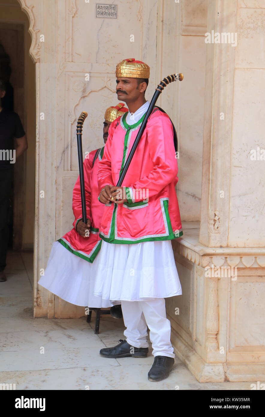 Indische Manner In Tracht Arbeiten Bei Der Stadt Palast In Jaipur Indien Stockfotografie Alamy