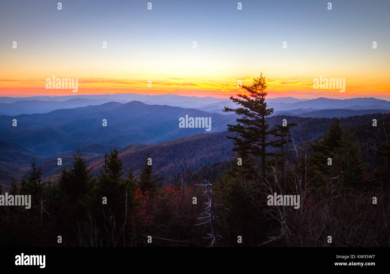 Schöne Smoky Mountain Sonnenuntergang Panorama. Sonnenuntergang von Clingman's Dome über die Bergkette der Great Smoky Mountains National Park in Gatlinburg Stockfoto