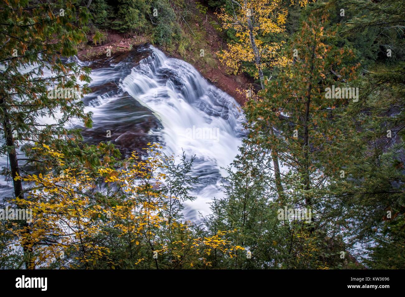 Michigan der oberen Halbinsel Herbst Wasserfall Landschaft. Achat fällt in der Oberen Halbinsel von Michigan von schönen Herbst Laub umgeben. Stockfoto