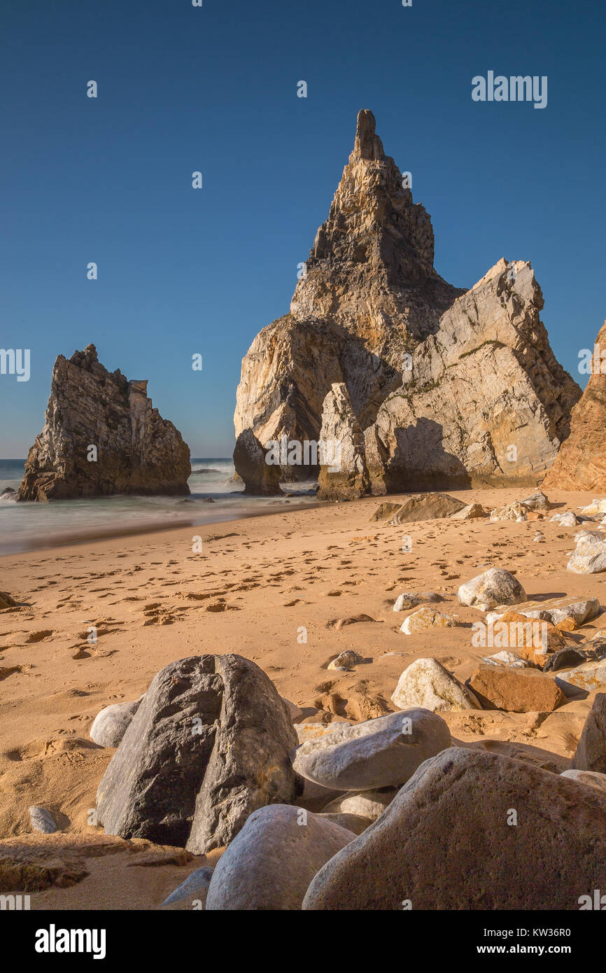 Praia da Ursa Strand mit Steinen in Portugal. Stockfoto
