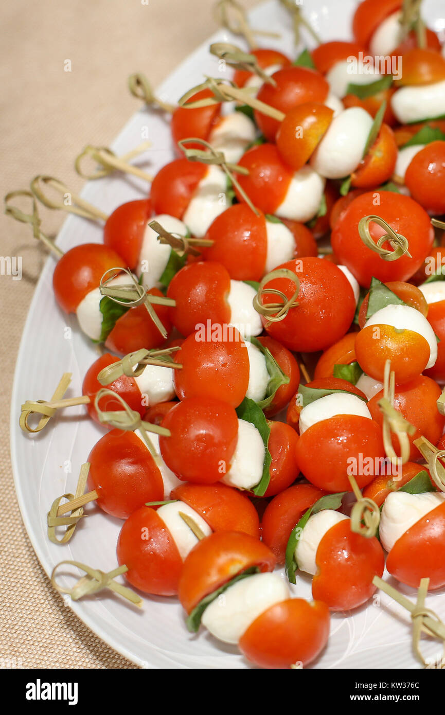 Für den vertikalen Nahaufnahme mit leckeren Cherry Tomaten mit Mozzarella Stockfoto