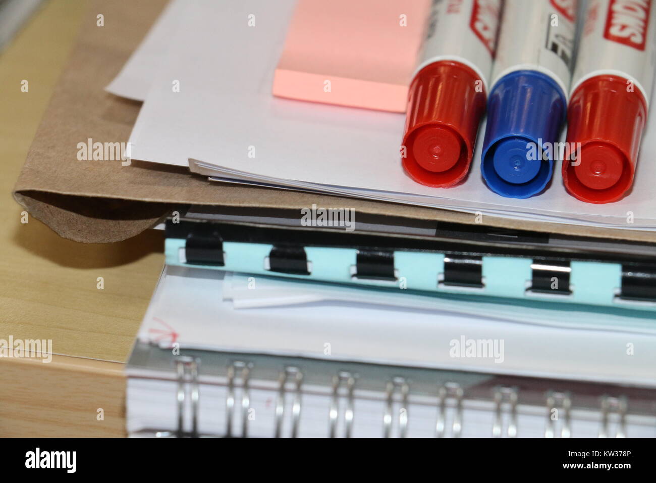 Marker platziert auf einem Tisch im Büro. Gut für pädagogische Inhalte Design. Stockfoto