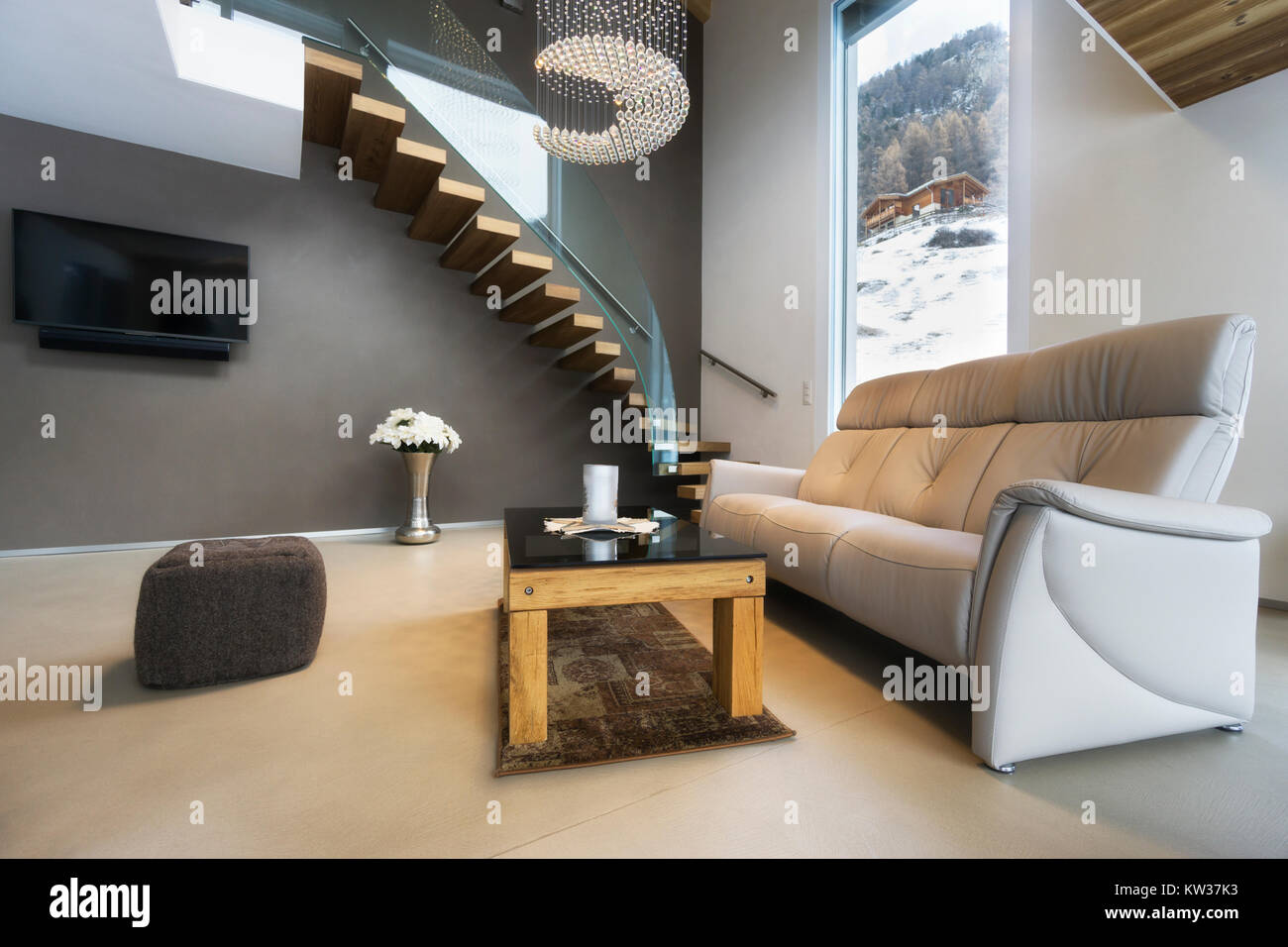 Wohnzimmer von Luxus haus mit Bergblick in modernem Design Stockfoto