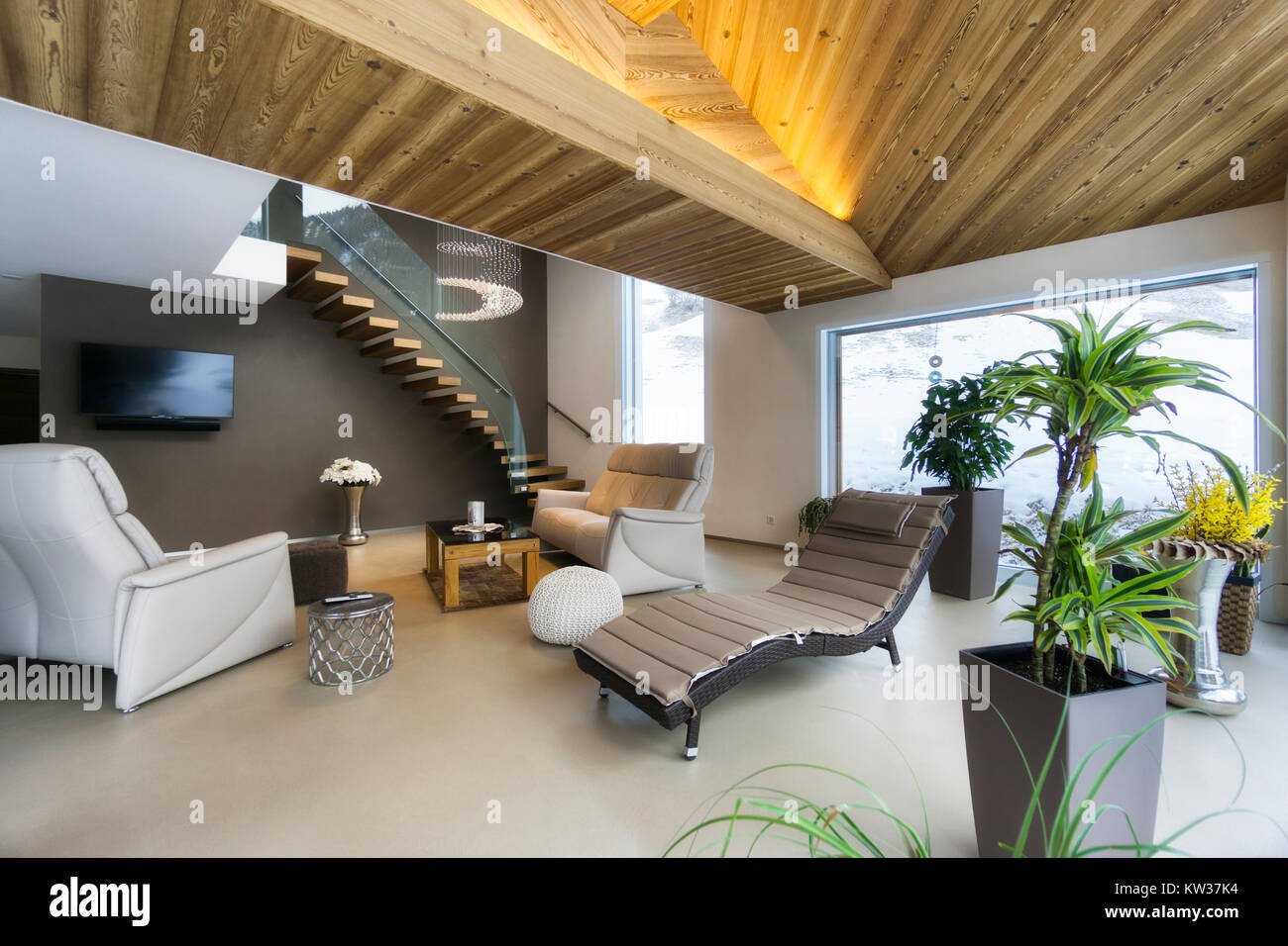 Wohnzimmer von Luxus haus mit Bergblick in modernem Design Stockfoto