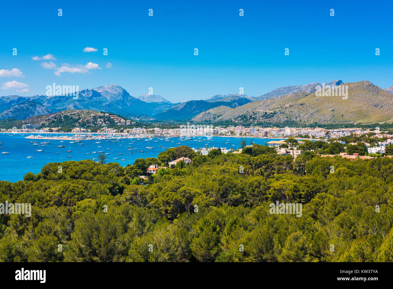 Dorf an der Küste von Port de Pollenca Mallorca Spanien Stockfoto