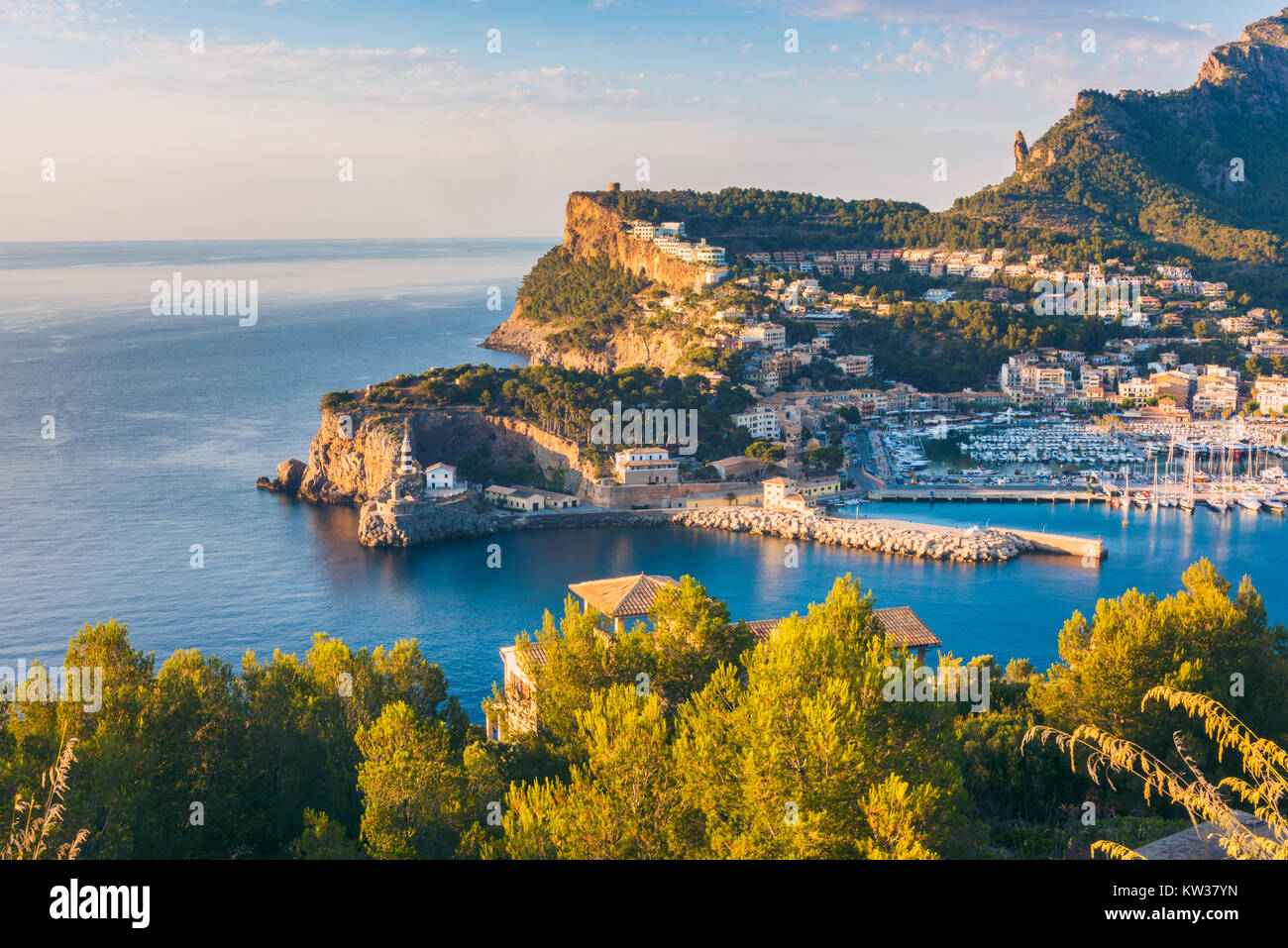 Hohen Winkel Blick auf Port de Sóller, Mallorca, Balearen, Spanien bei Sonnenuntergang Stockfoto