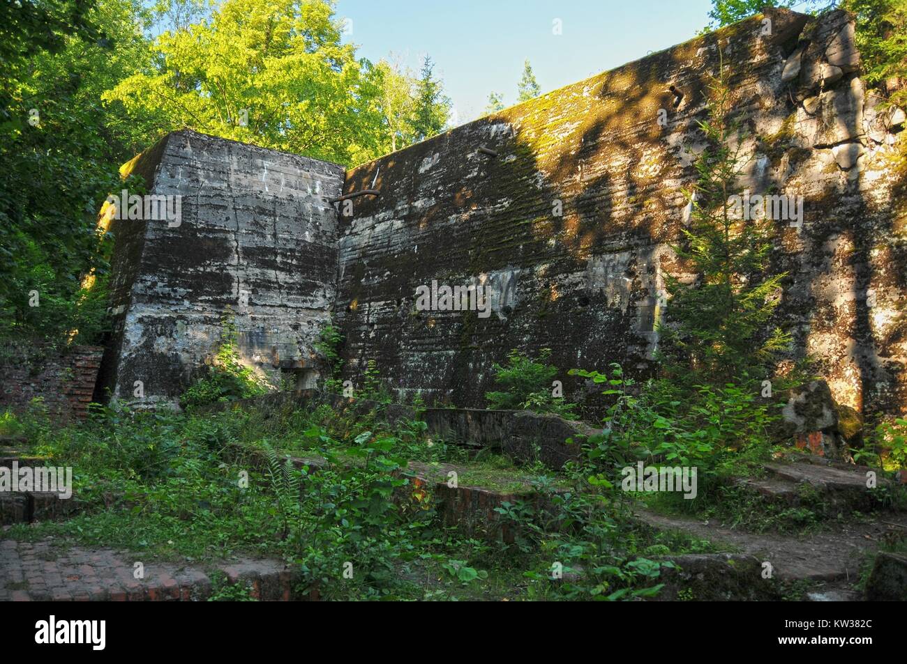 Wolf's Lair war Adolf Hitlers erste Ostfront. Gedenktafel zur Erinnerung an das Attentat auf Hitler. Giełoż, Woiwodschaft Ermland-Masuren, Polen. Stockfoto