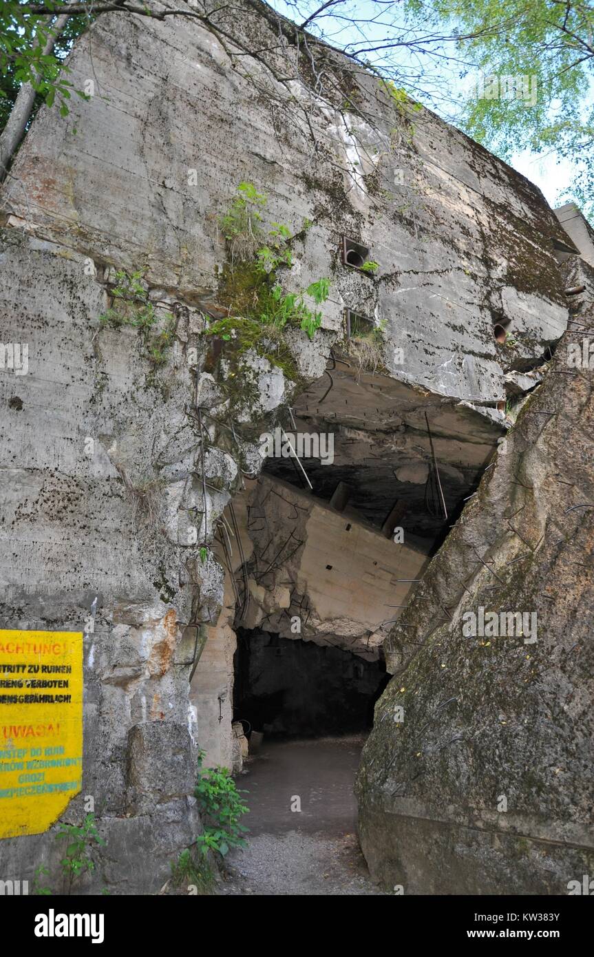 Wolf's Lair war Adolf Hitlers erste Ostfront. Gedenktafel zur Erinnerung an das Attentat auf Hitler. Giełoż, Woiwodschaft Ermland-Masuren, Polen. Stockfoto