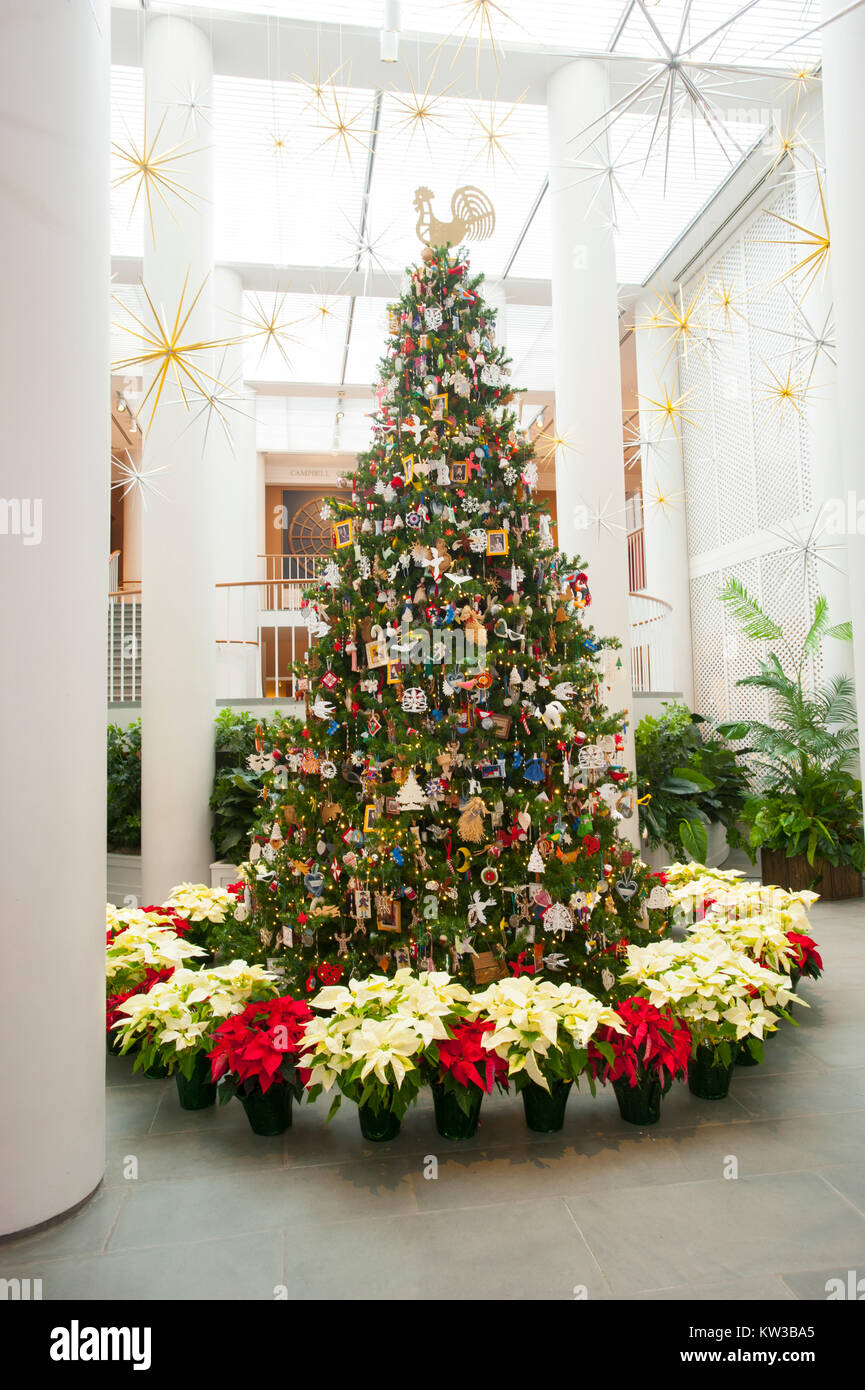 USA Virginia VA Colonial Williamsburg Weihnachtsbaum in den Kunstmuseen von Colonial Williamsburg Stockfoto