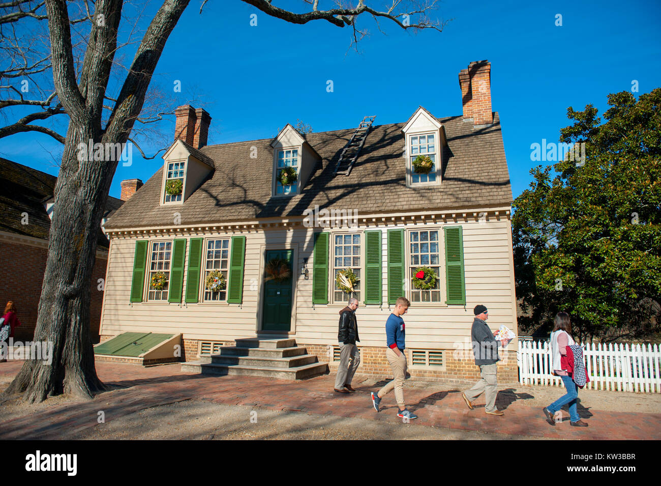 USA Virginia VA Colonial Williamsburg Herzog von Gloucester Straße die Kolonialzeit Haus an Weihnachten mit Kränze Stockfoto
