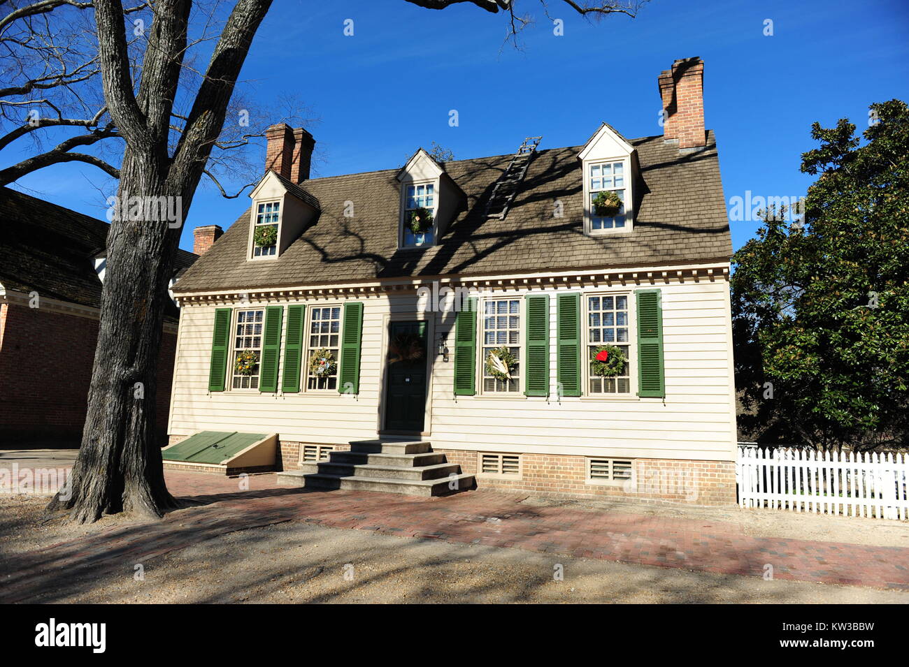 USA Virginia VA Colonial Williamsburg Herzog von Gloucester Straße die Kolonialzeit Haus an Weihnachten mit Kränze Stockfoto
