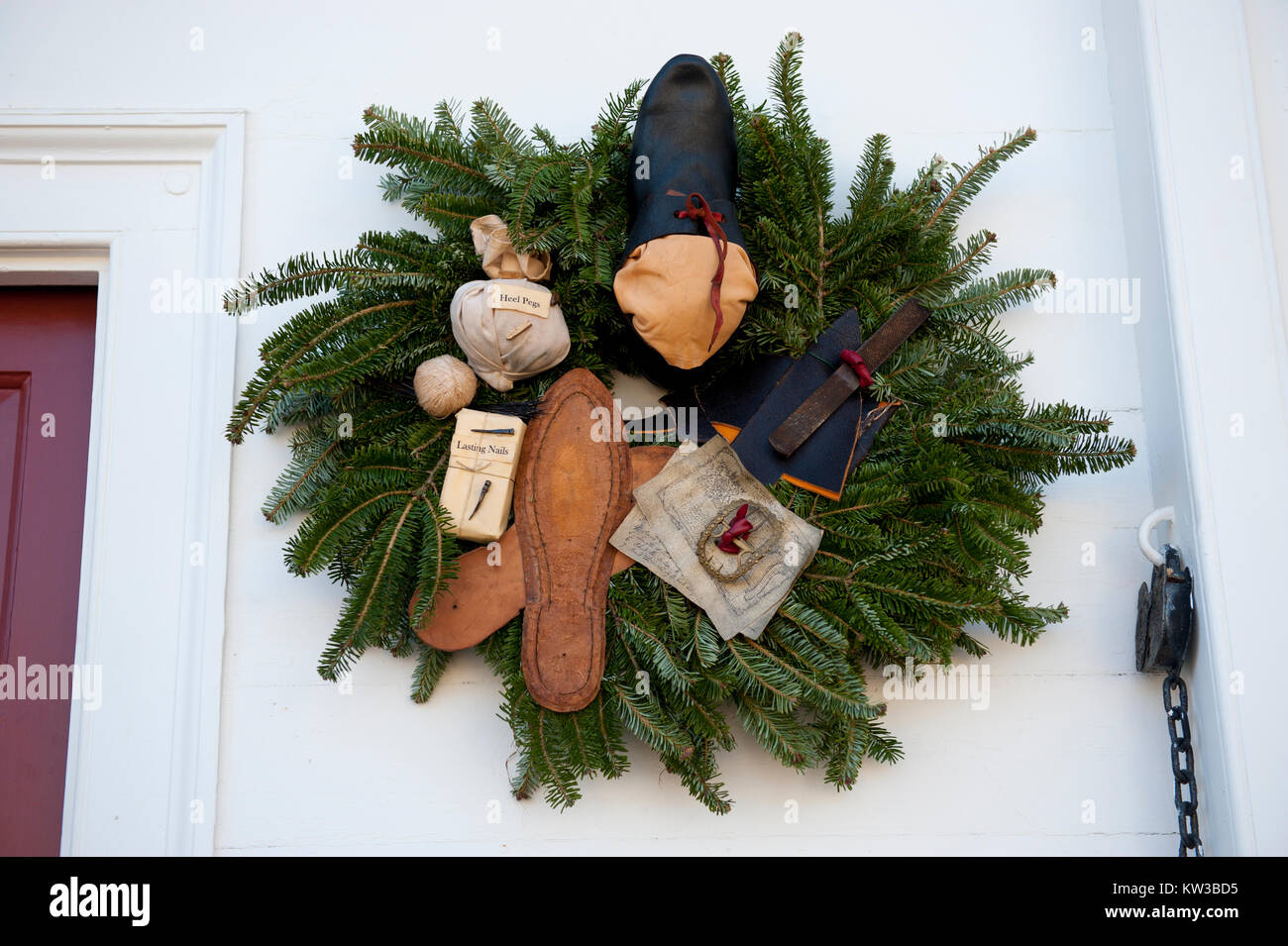 USA Virginia VA Colonial Williamsburg Weihnachtsferien Kränze Aufhängen an Türen und Fenstern auf der Duke of Gloucester Straße Stockfoto