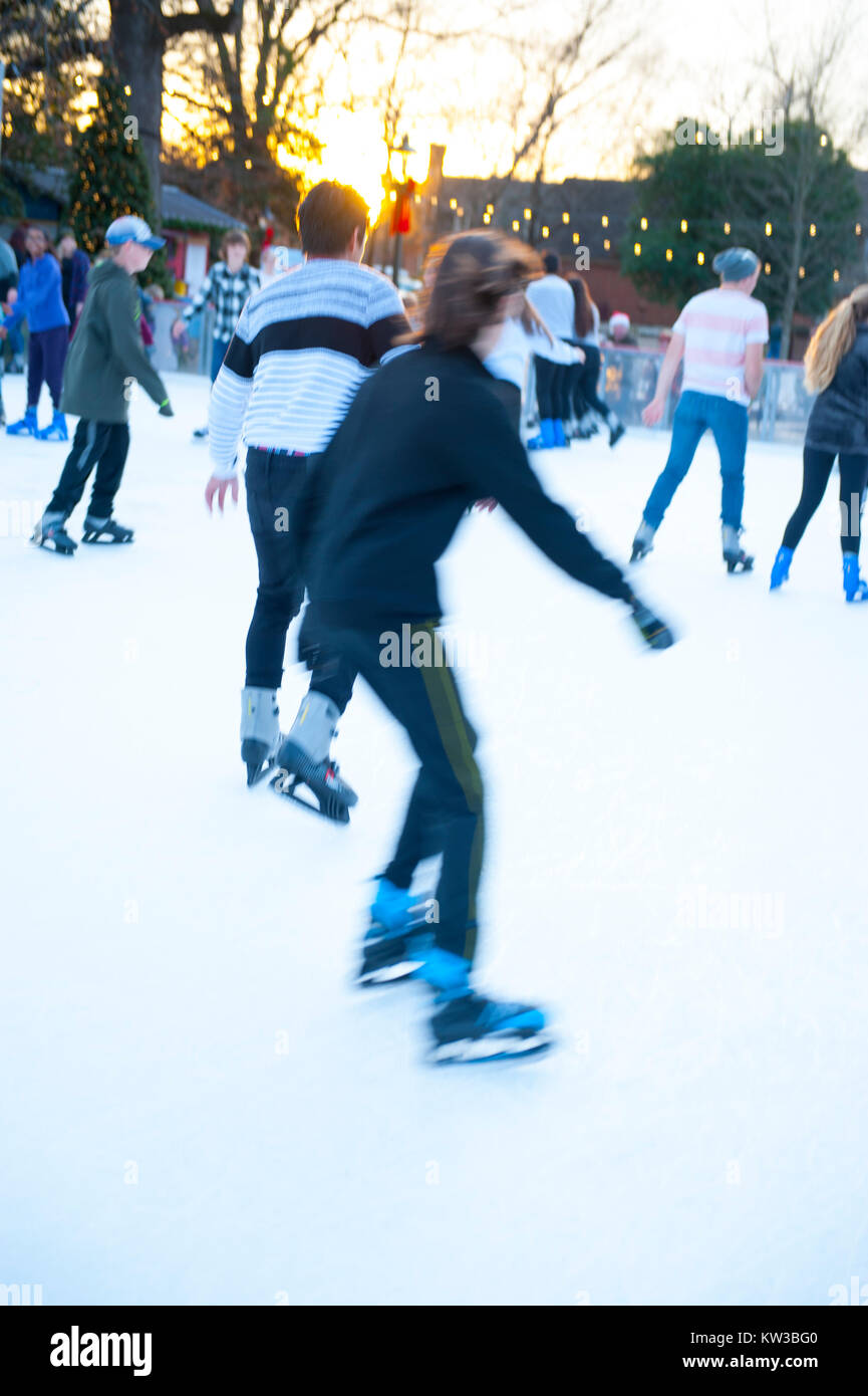 USA Virginia VA Colonial Williamsburg Weihnachten Winterurlaub Eislaufen auf dem Herzog von Gloucester Straße auf eine temporäre Eislaufbahn Stockfoto