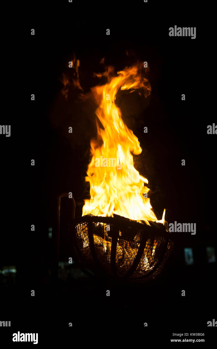 USA Virginia VA Colonial Williamsburg einem Holzfeuer in einem cresset bei Nacht Stockfoto