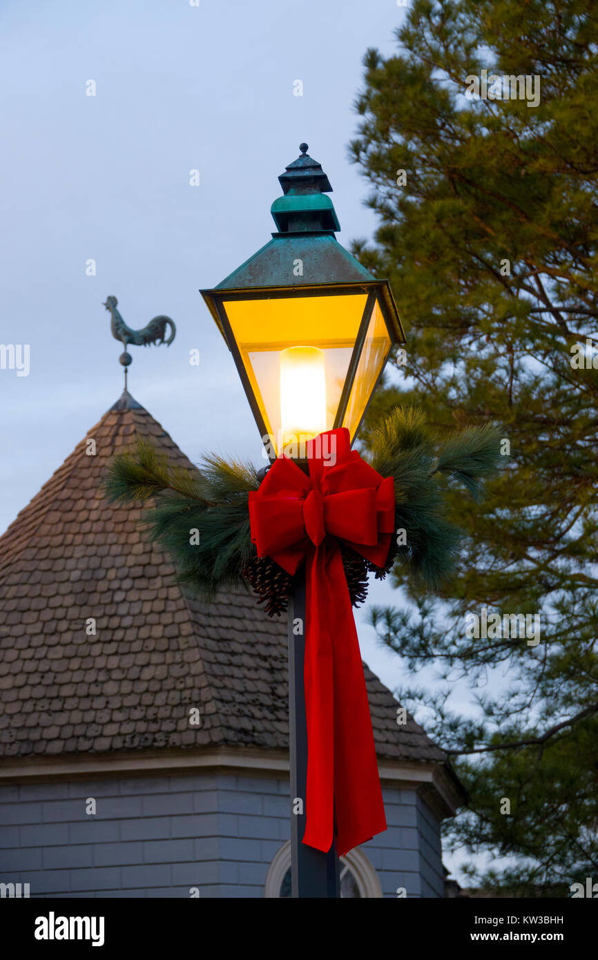 USA Virginia VA Colonial Williamsburg Weihnachten Dekoration auf einem lampost auf dem Herzog von Gloucester Straße Hahn Wetterfahne Stockfoto